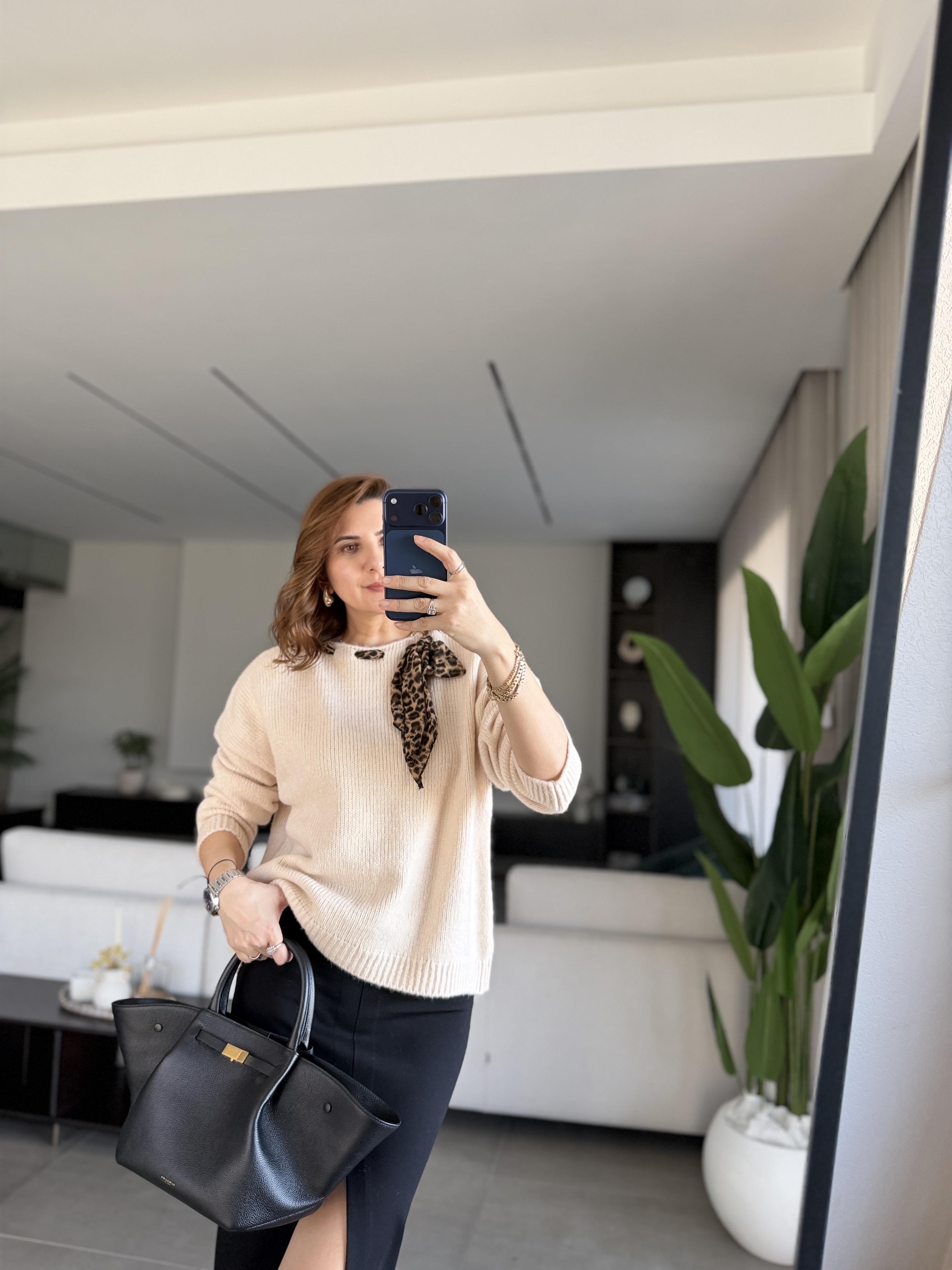 Ekru Yakadan Fularlı Kazak