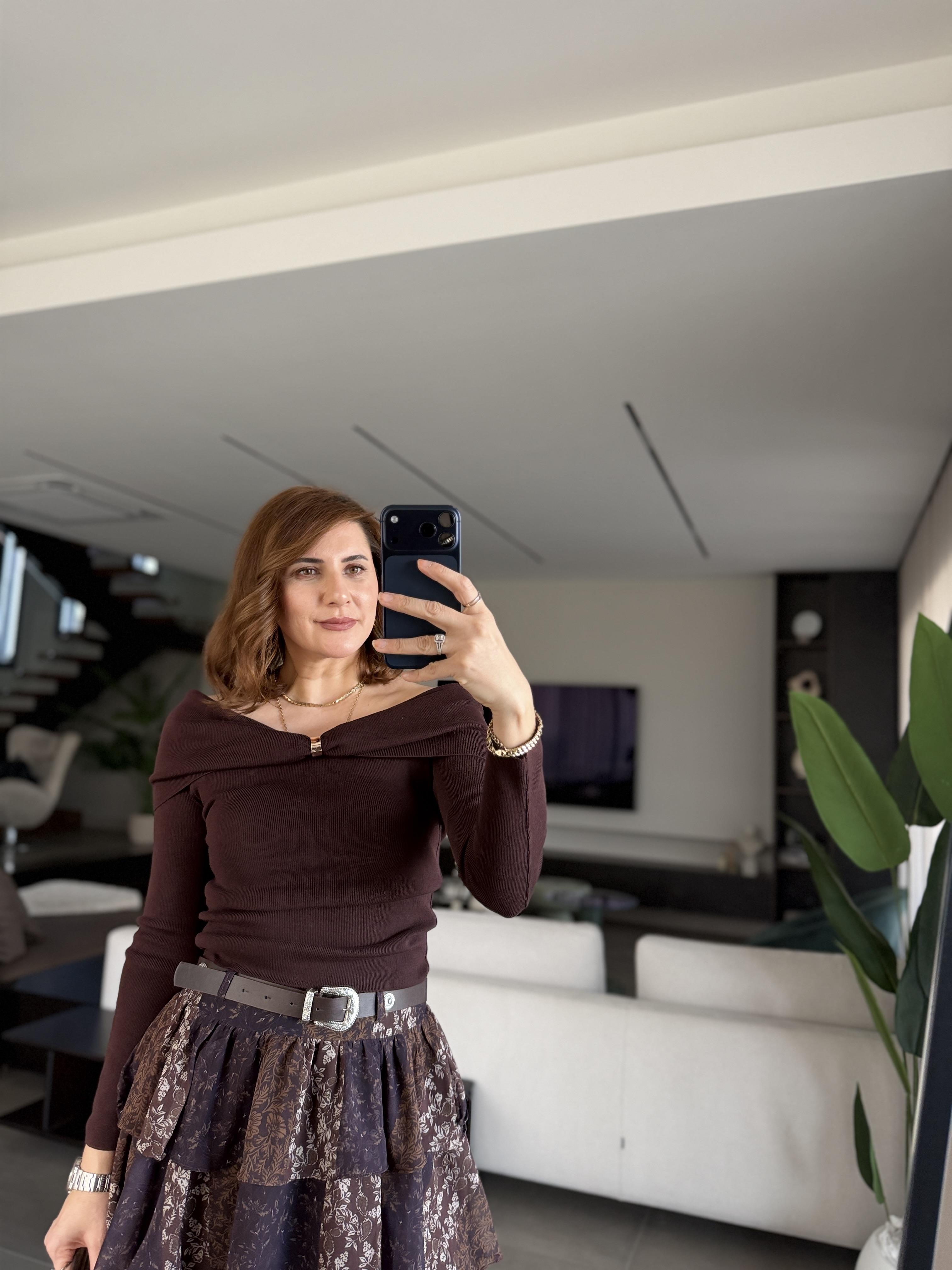 Göğüs Broş Detaylı Merserize Bluz