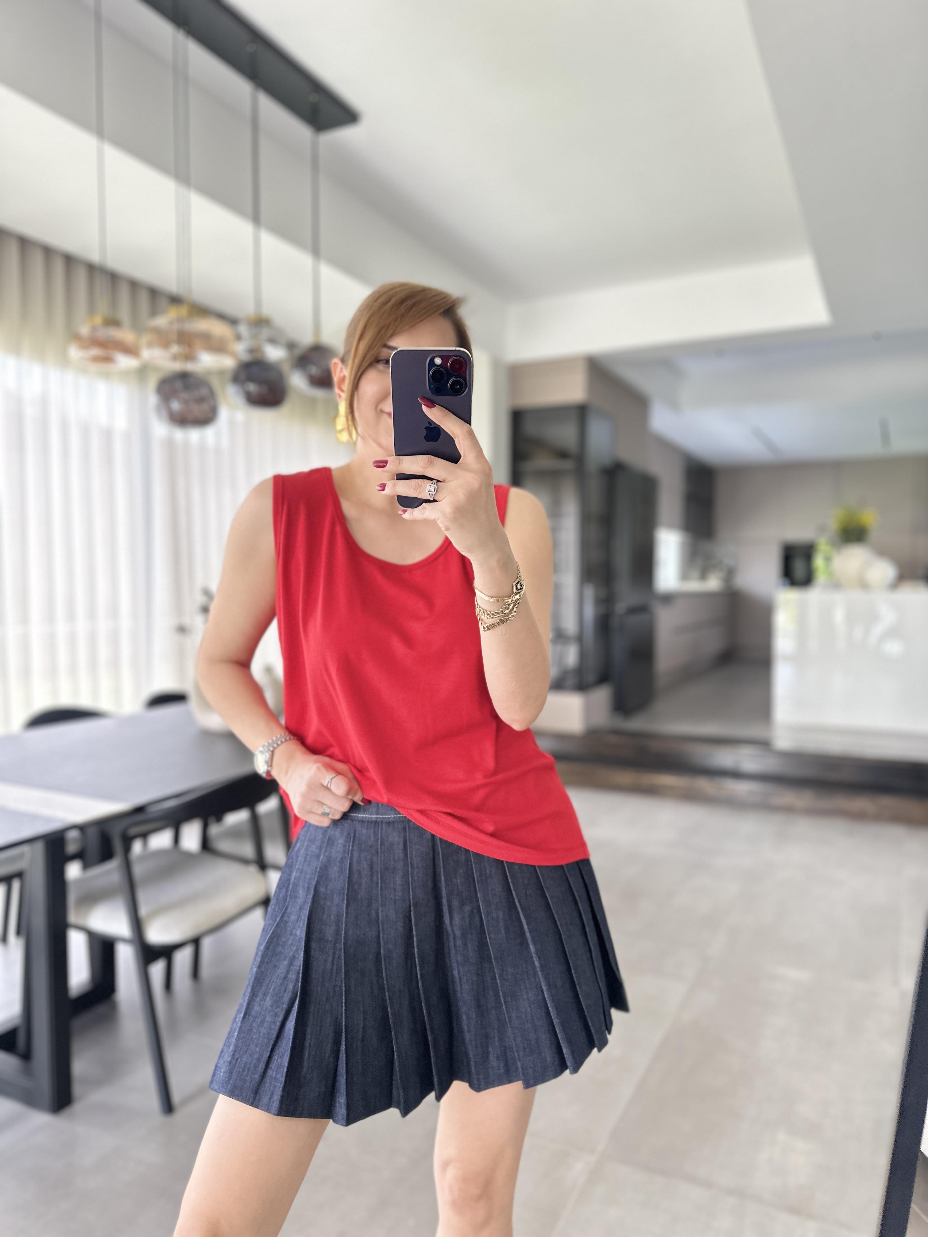 Kırmızı Kolsuz U Yaka Atlet