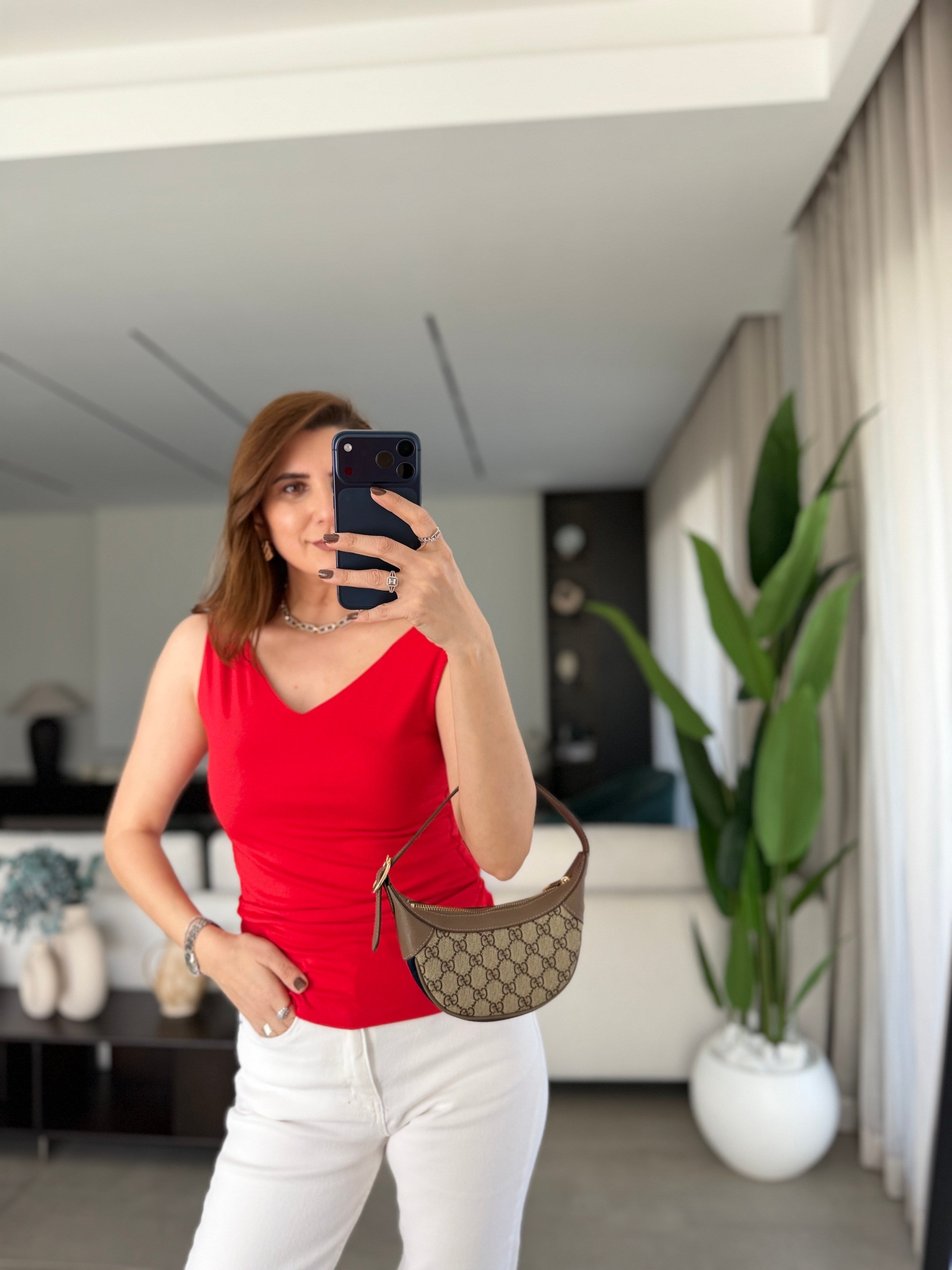 Kırmızı Ön Ve Arka V Yaka Atlet