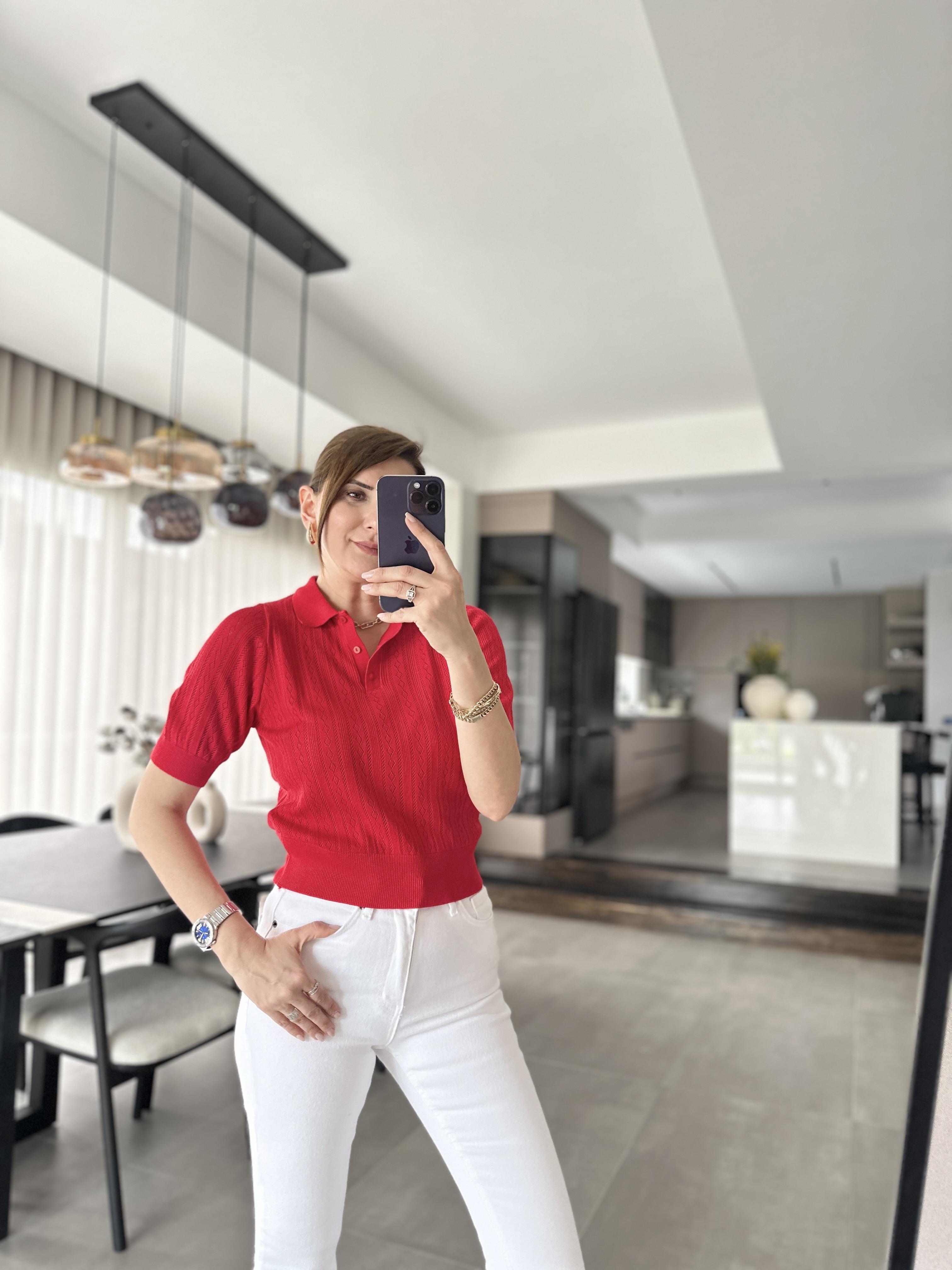 Kırmızı Polo Yaka Ajurlu Bluz