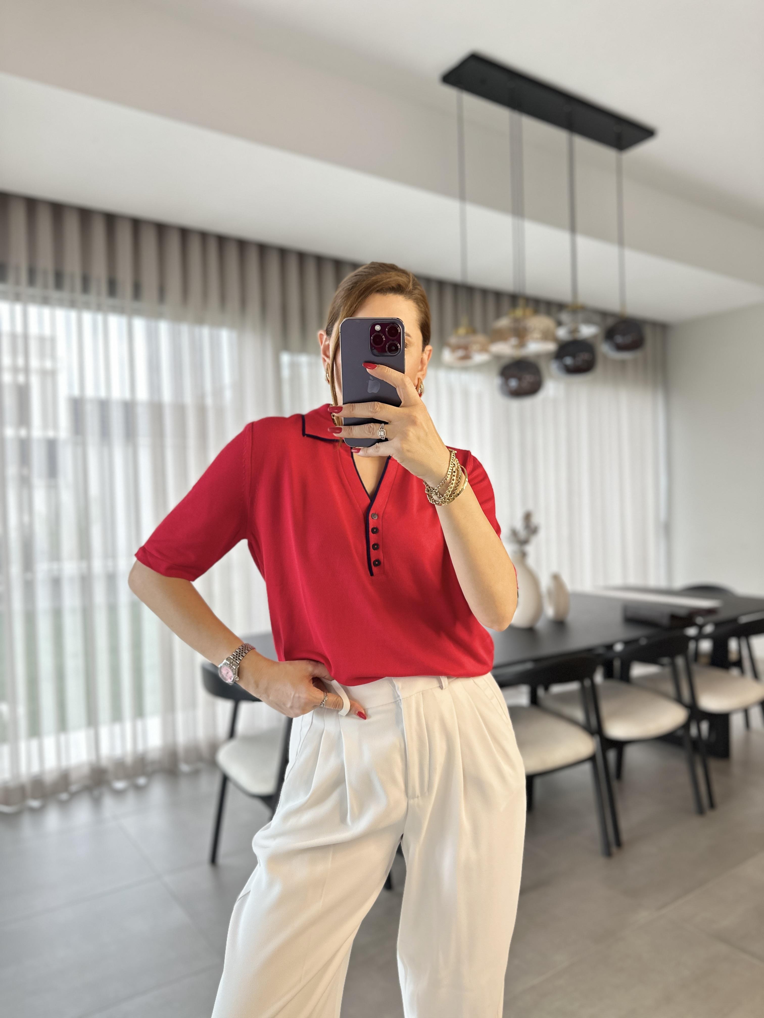 Kırmızı Polo Yaka Düğmeli Yarım Kol Bluz
