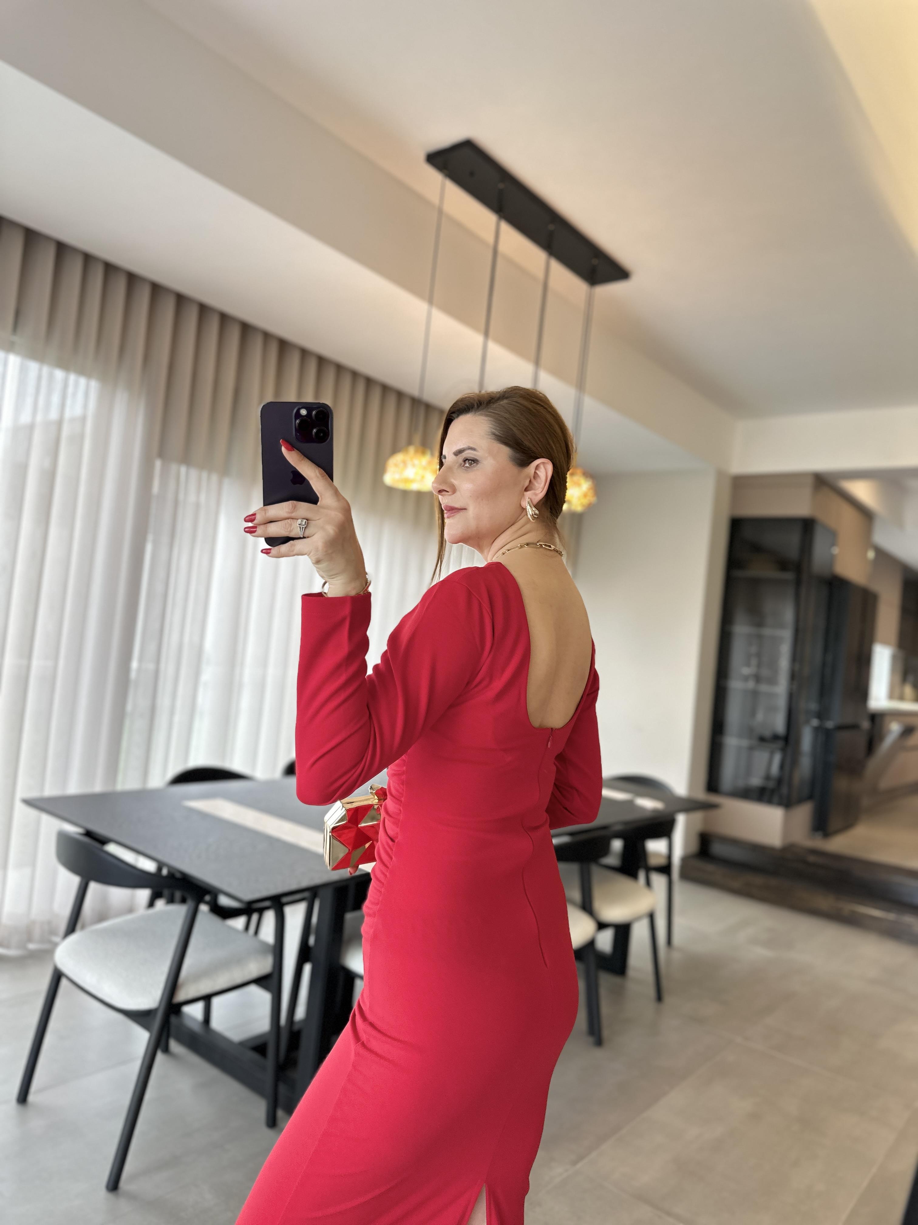 Kırmızı Sırt Dekolteli Arkası Yırtmaçlı Elbise