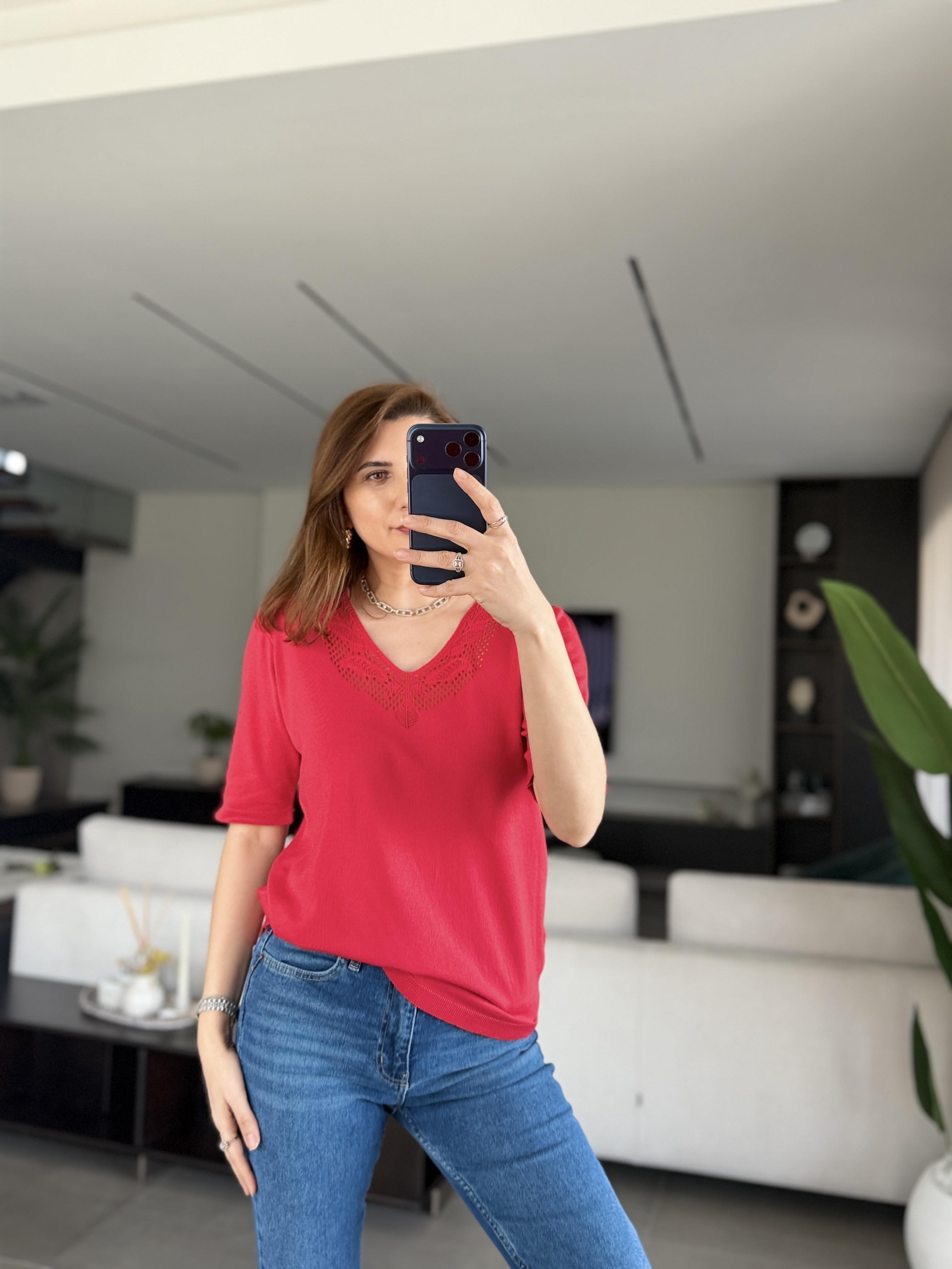 Kırmızı Yaka Ve Sırt Detaylı Bluz