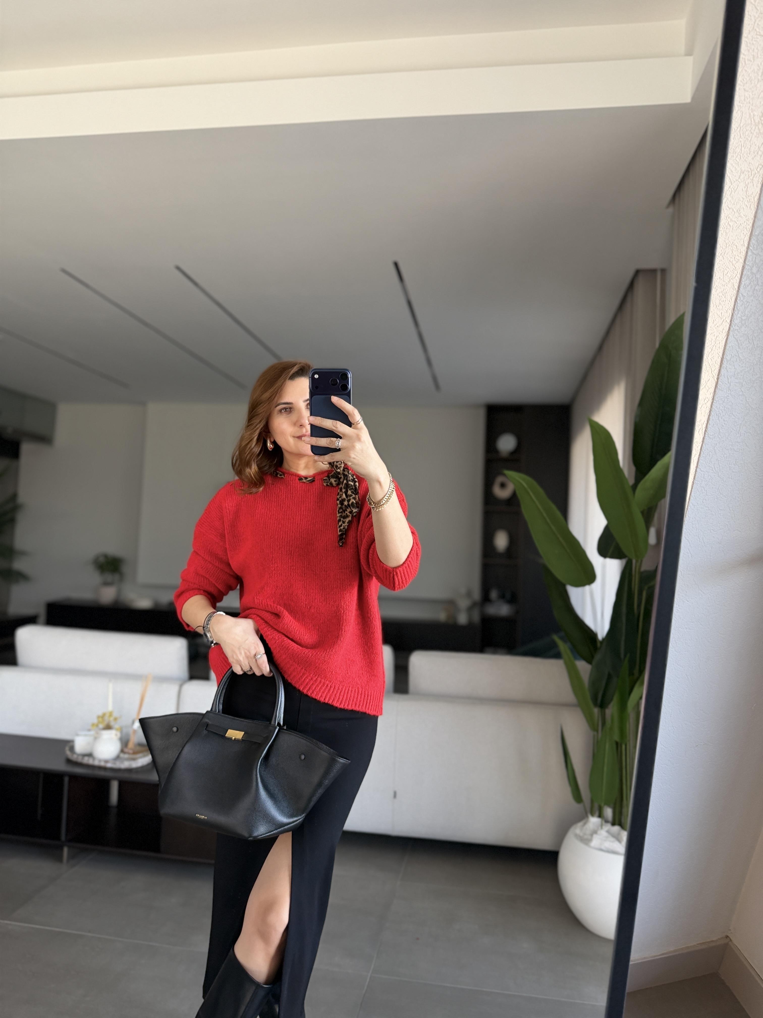 Kırmızı Yakadan Fularlı Kazak