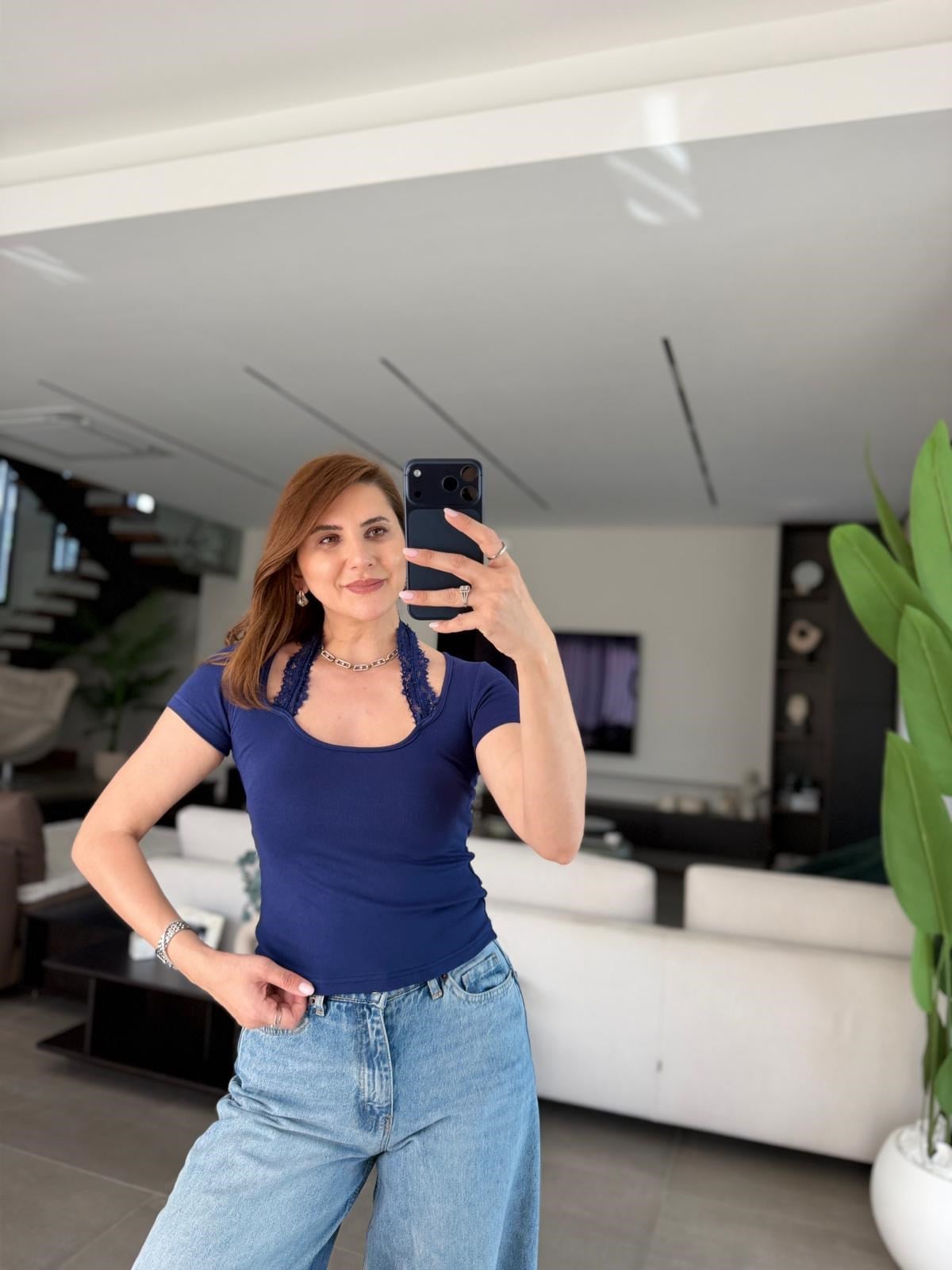 Lacivert Boyundan Dantel Geçmeli Bluz