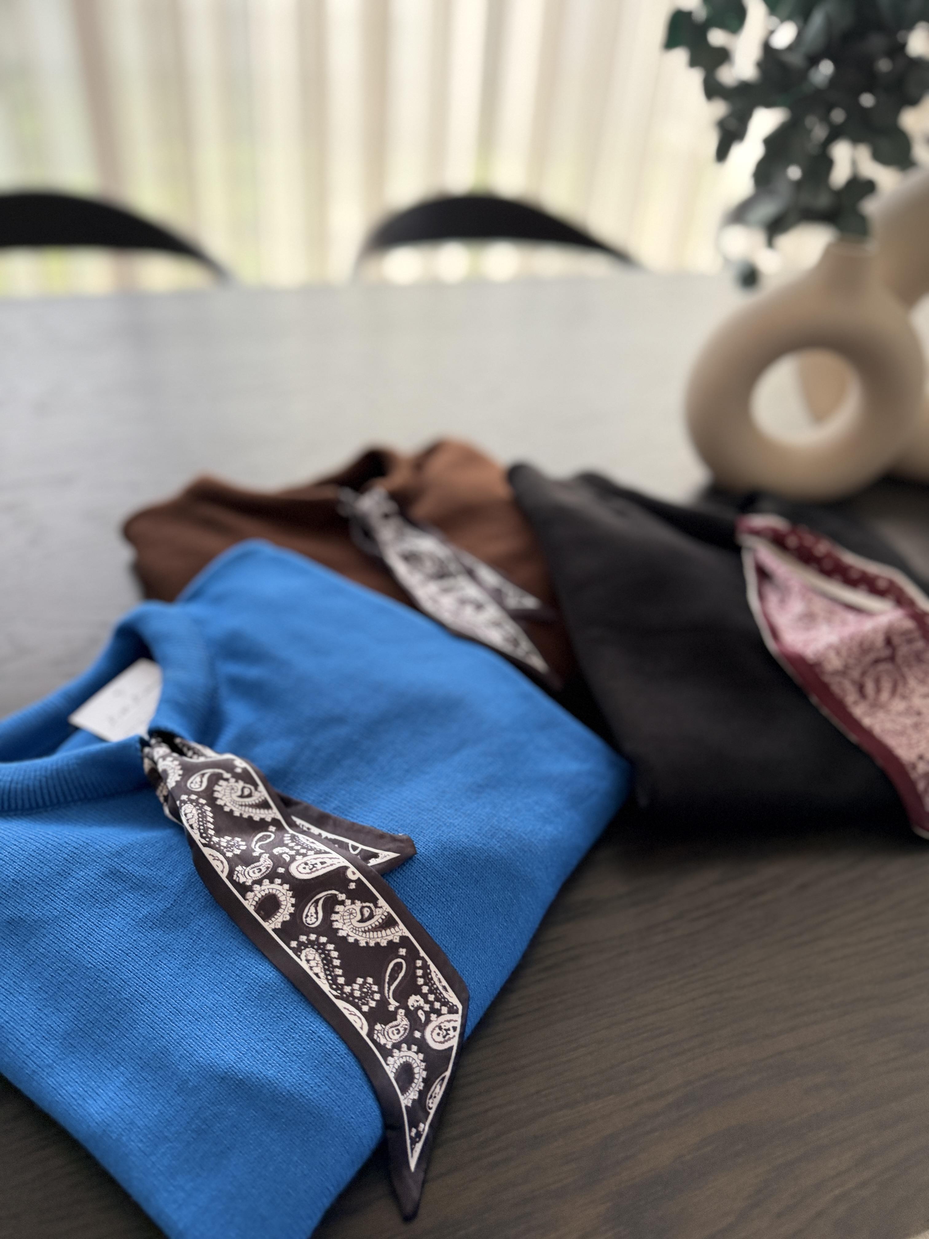 Mavi Fularlı Triko Kazak