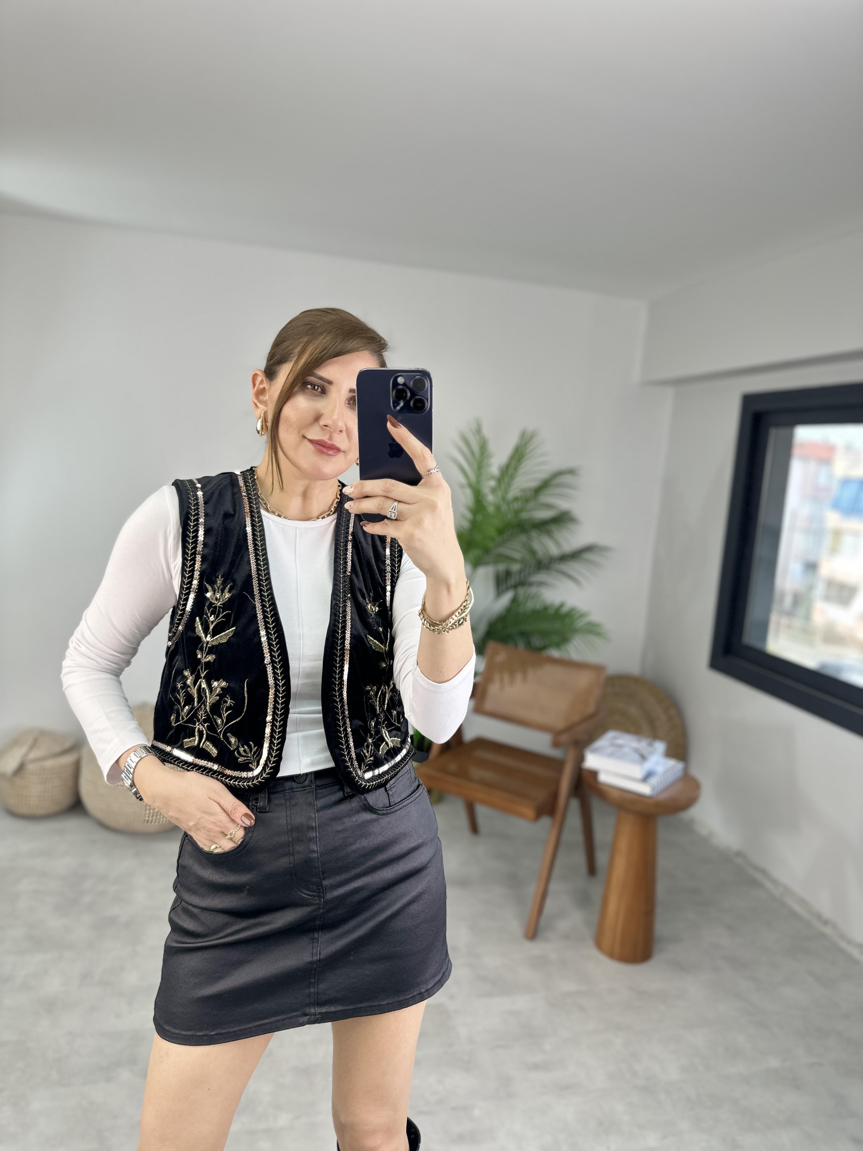 Pul Detaylı Kadife Yelek