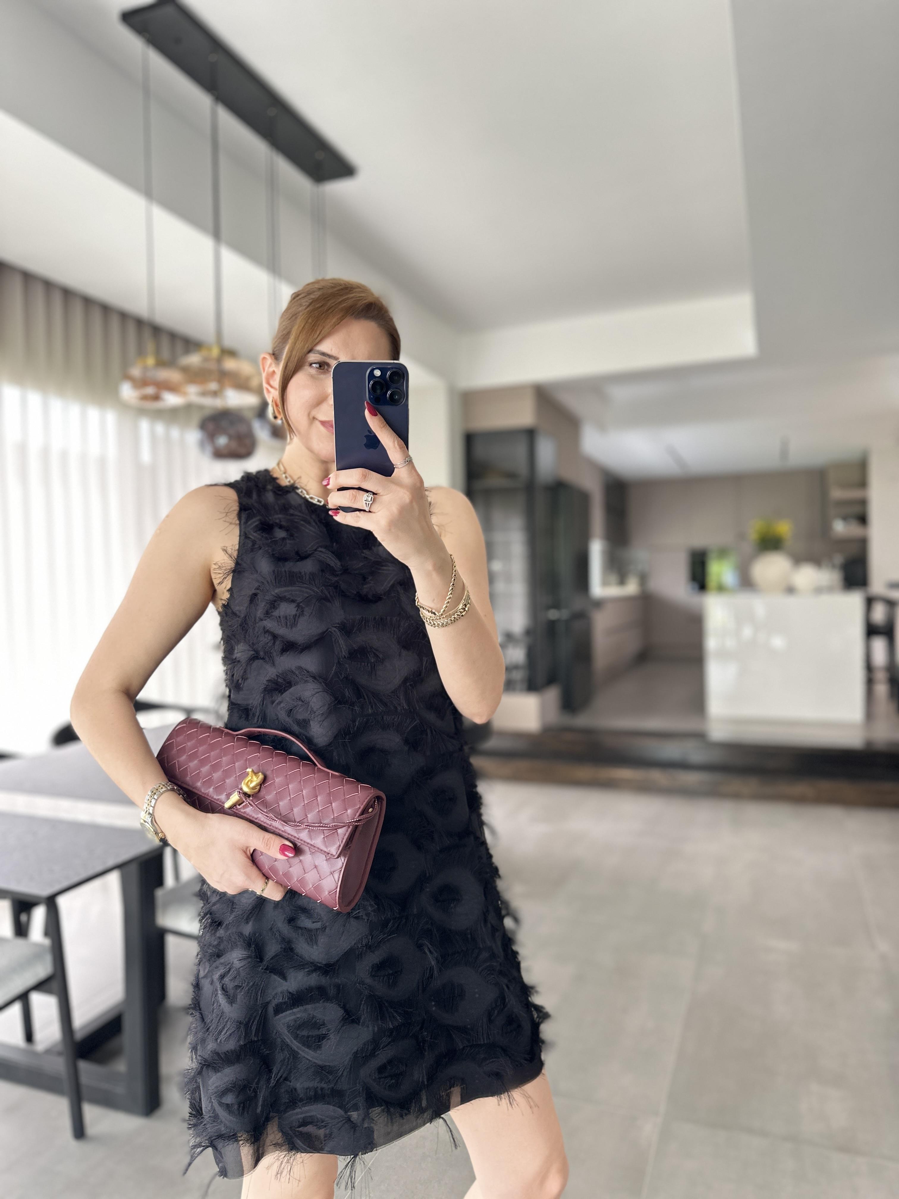 Püsküllü Pencere Detaylı Elbise