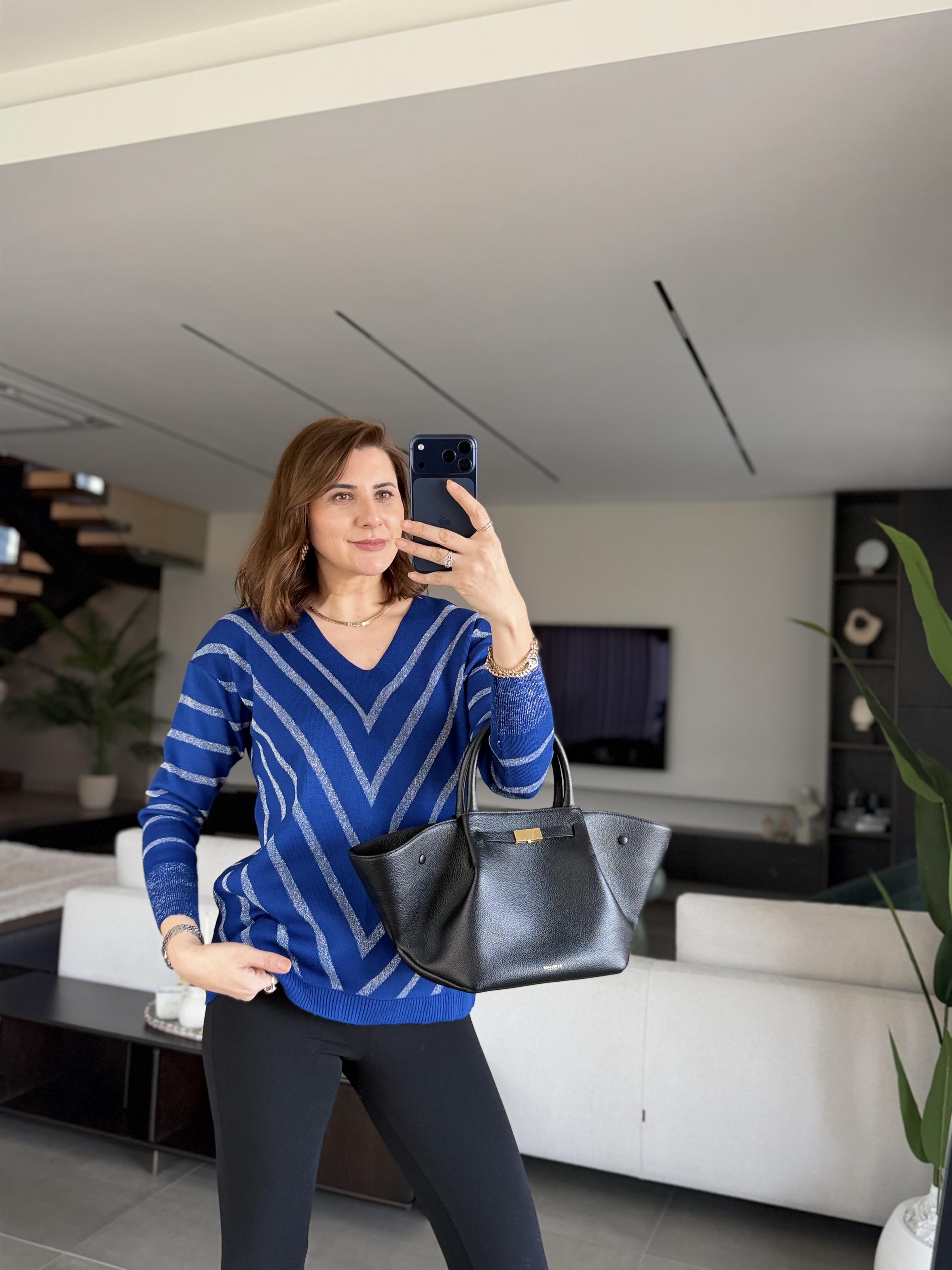 Saksmavi V Yaka Sim Şerit Detaylı Bluz