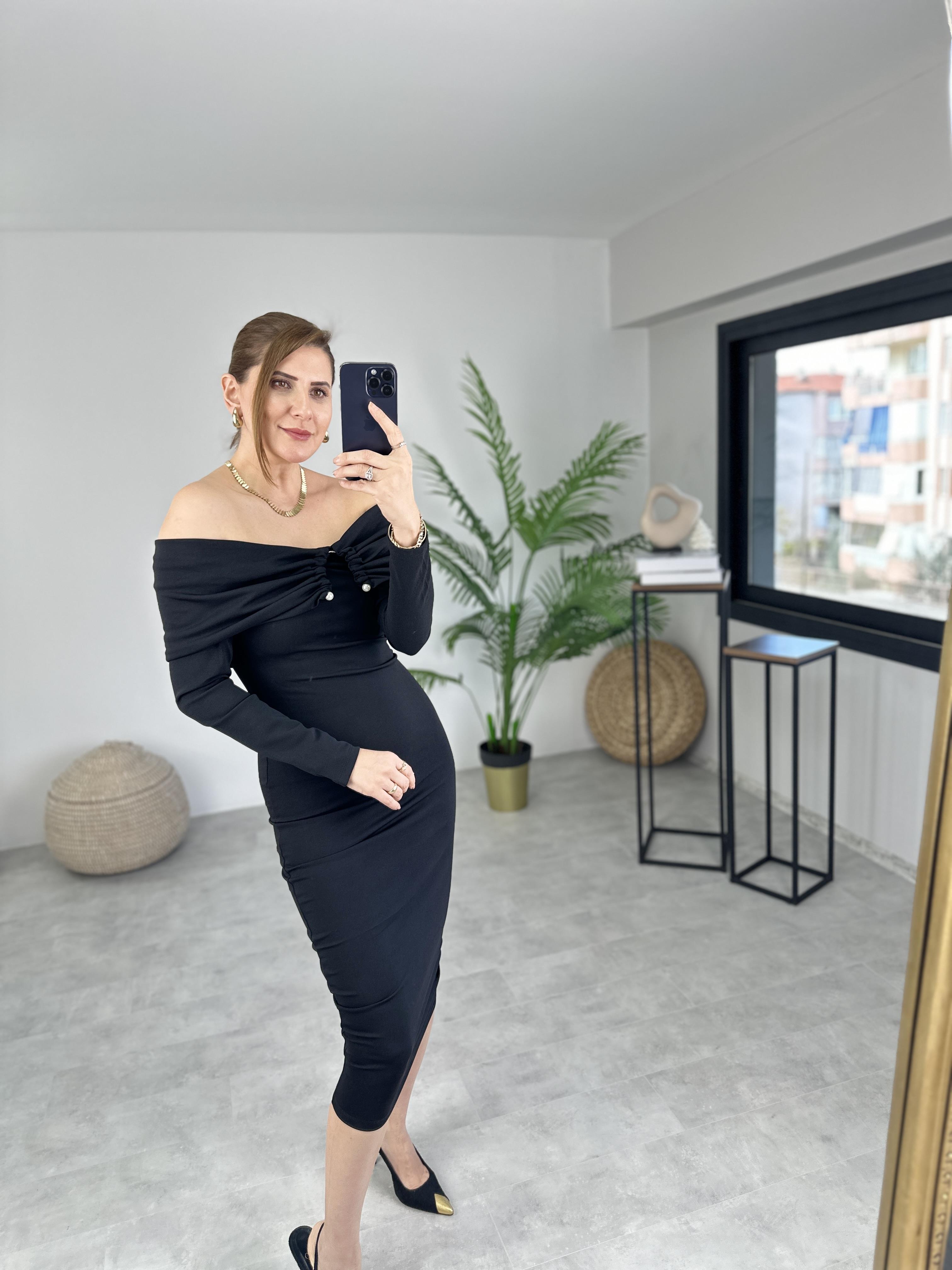 Siyah Aksesuar Detaylı Madanno Yaka Elbise