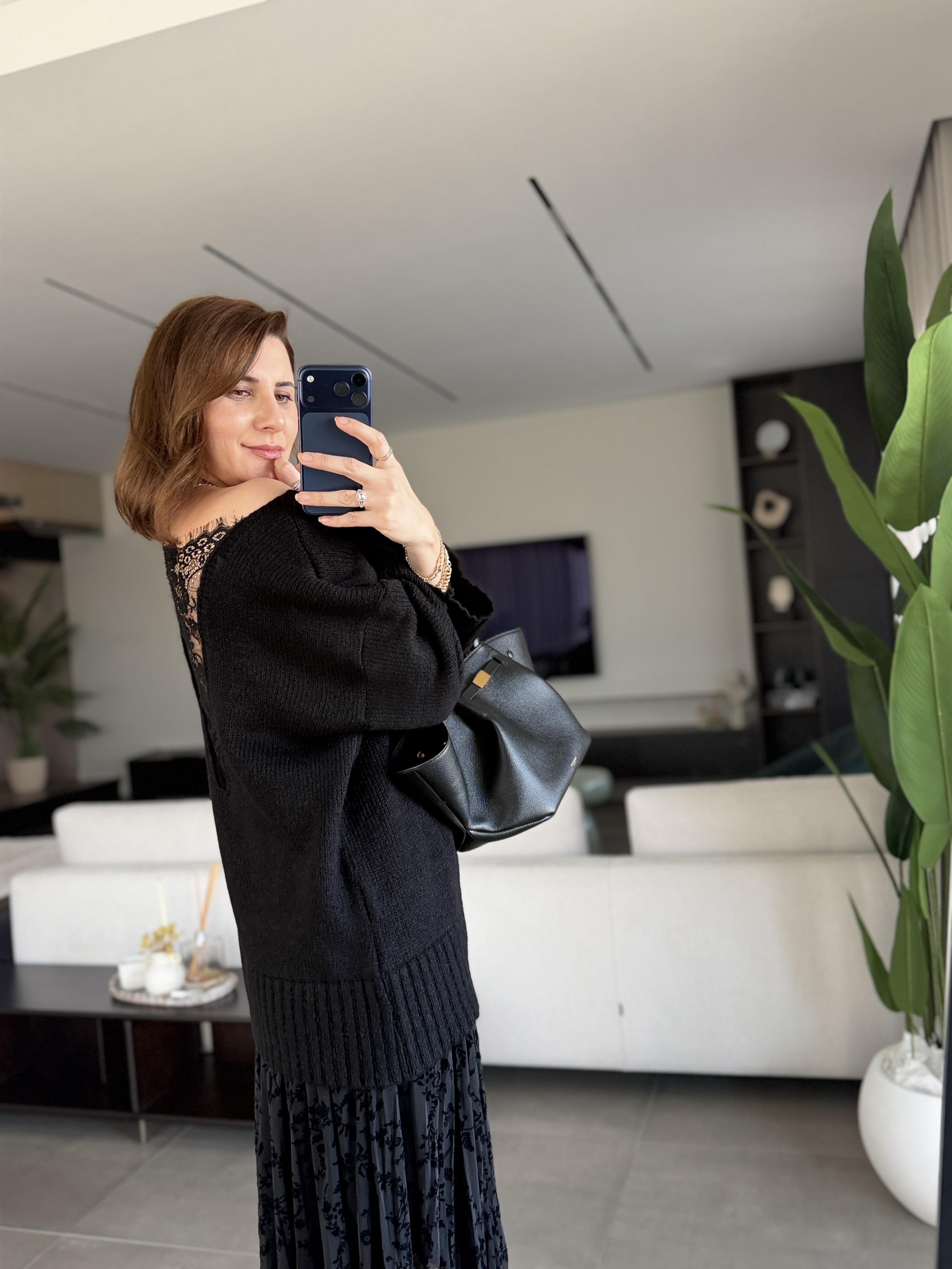 Siyah Arkası Dantelli Kazak