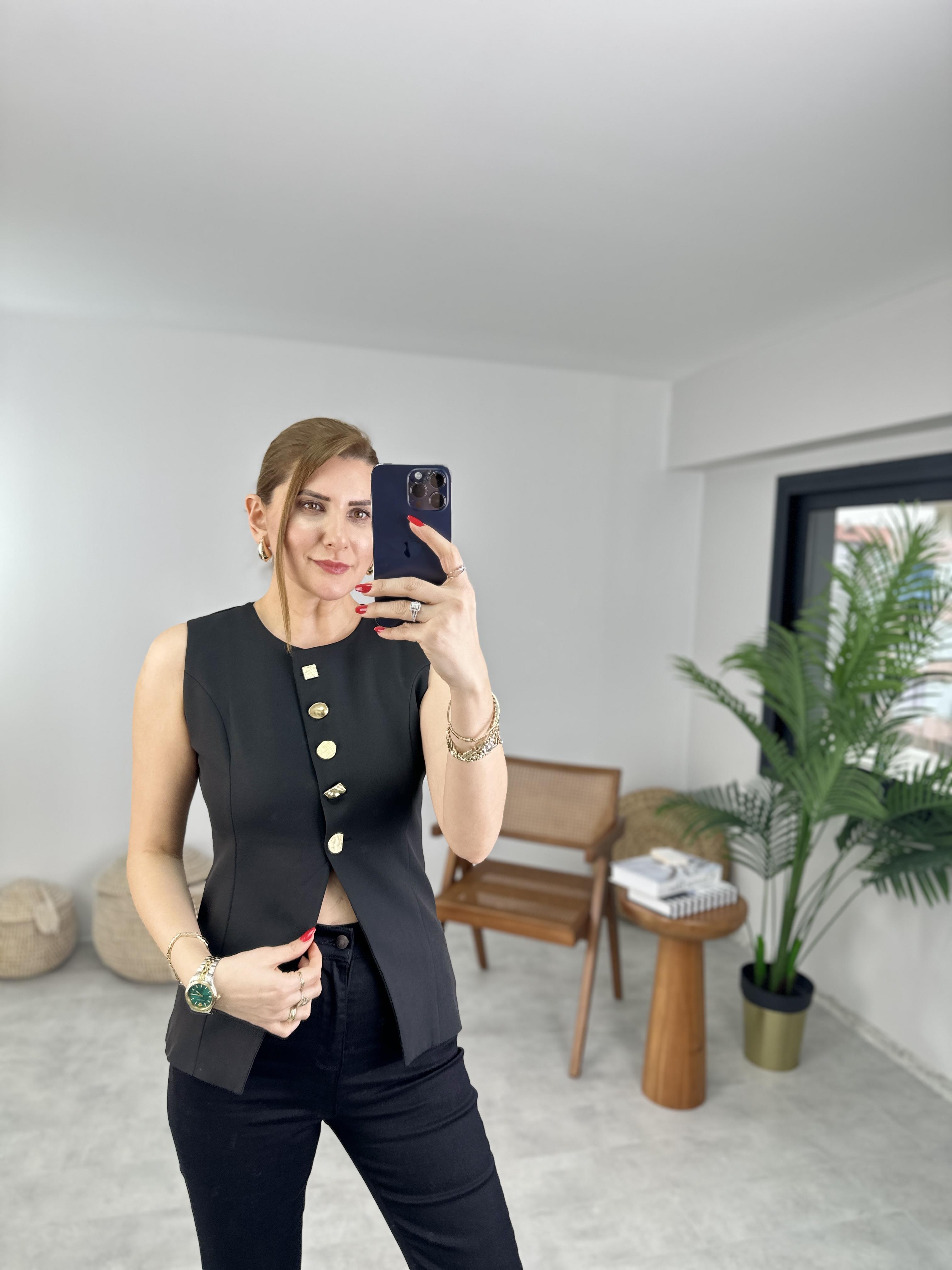 Siyah Asimetrik Kesim Düğme Detaylı Bluz