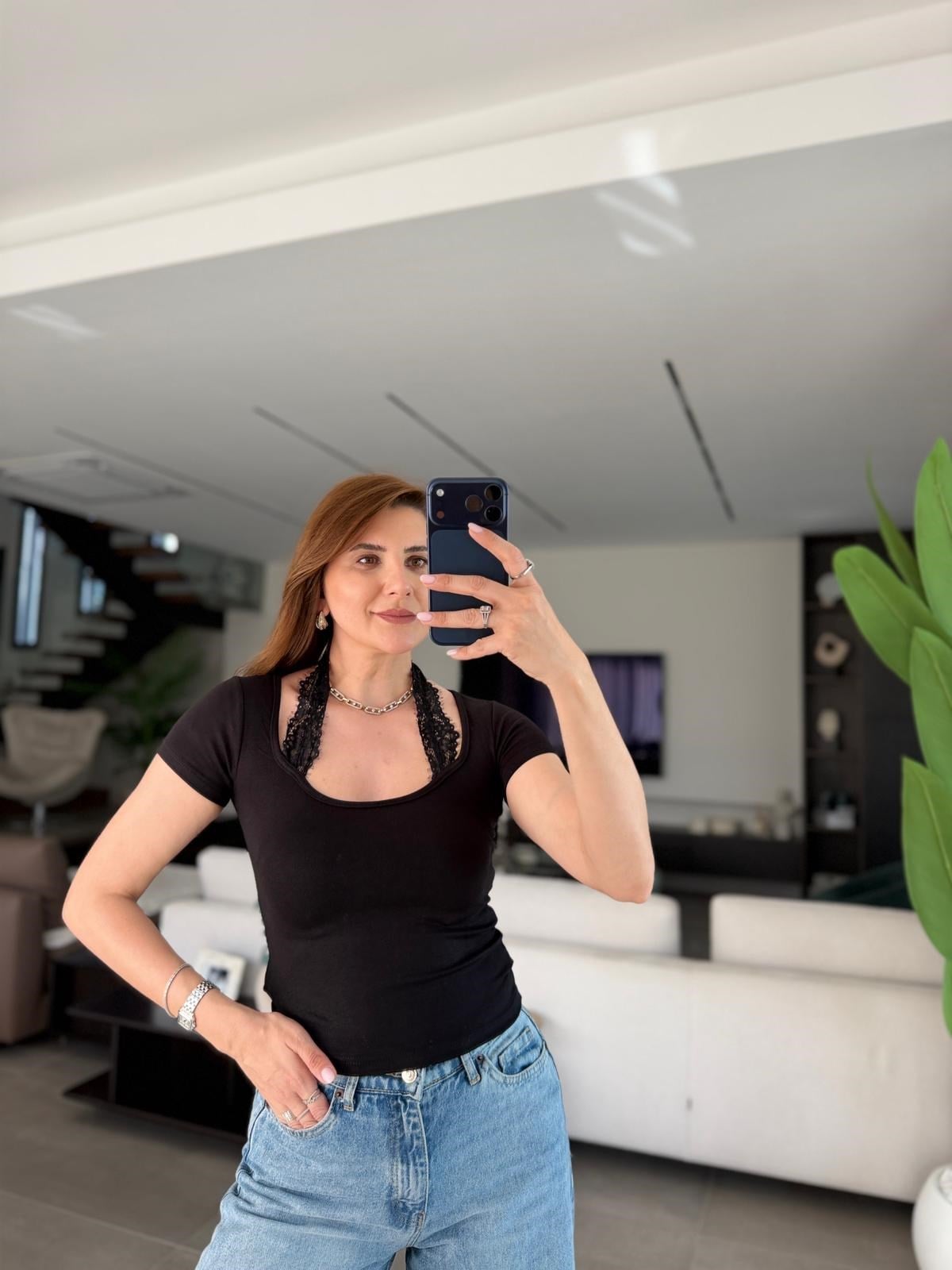 Siyah Boyundan Dantel Geçmeli Bluz