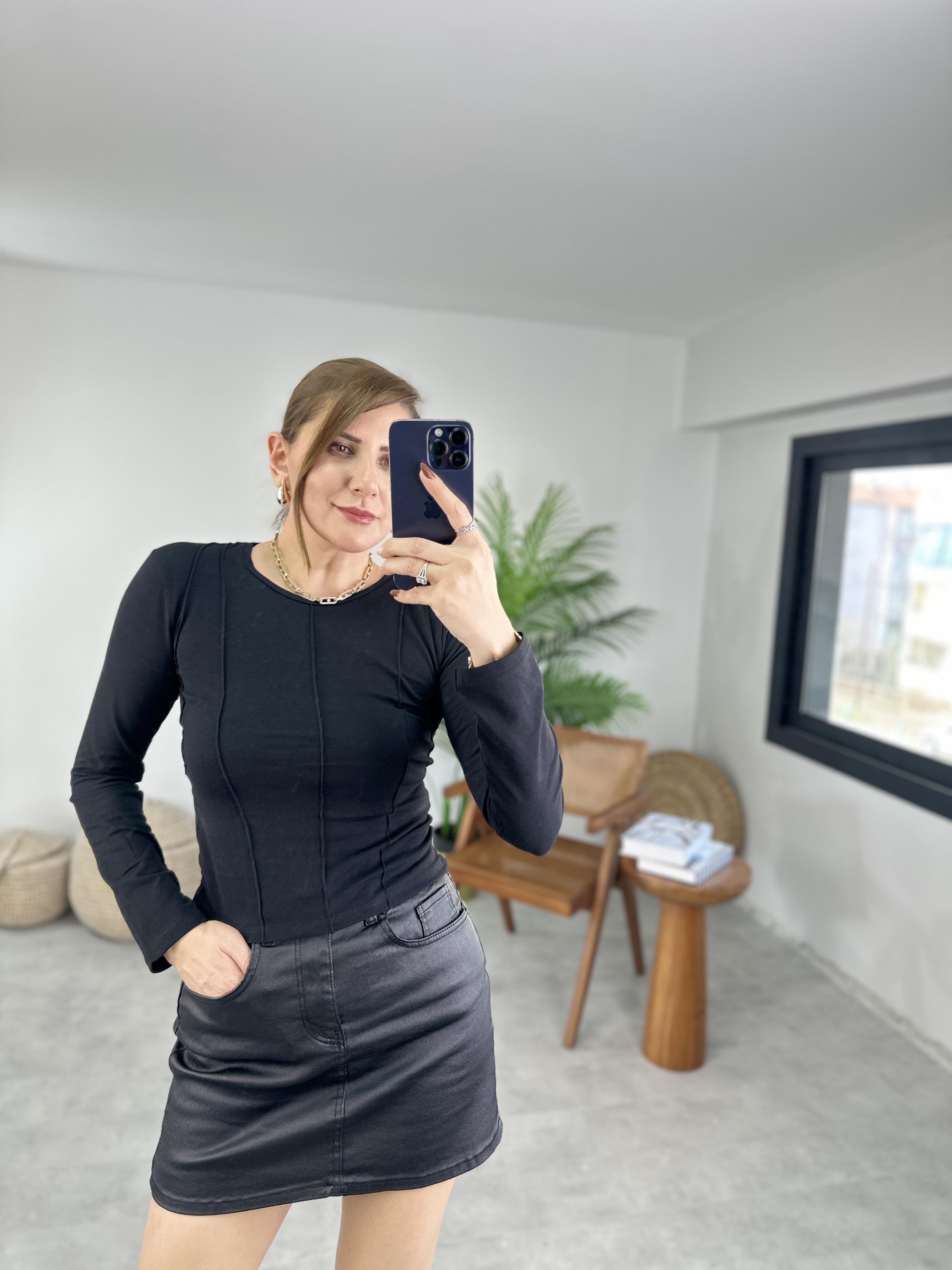 Siyah Dikiş Detaylı Mas Bluz