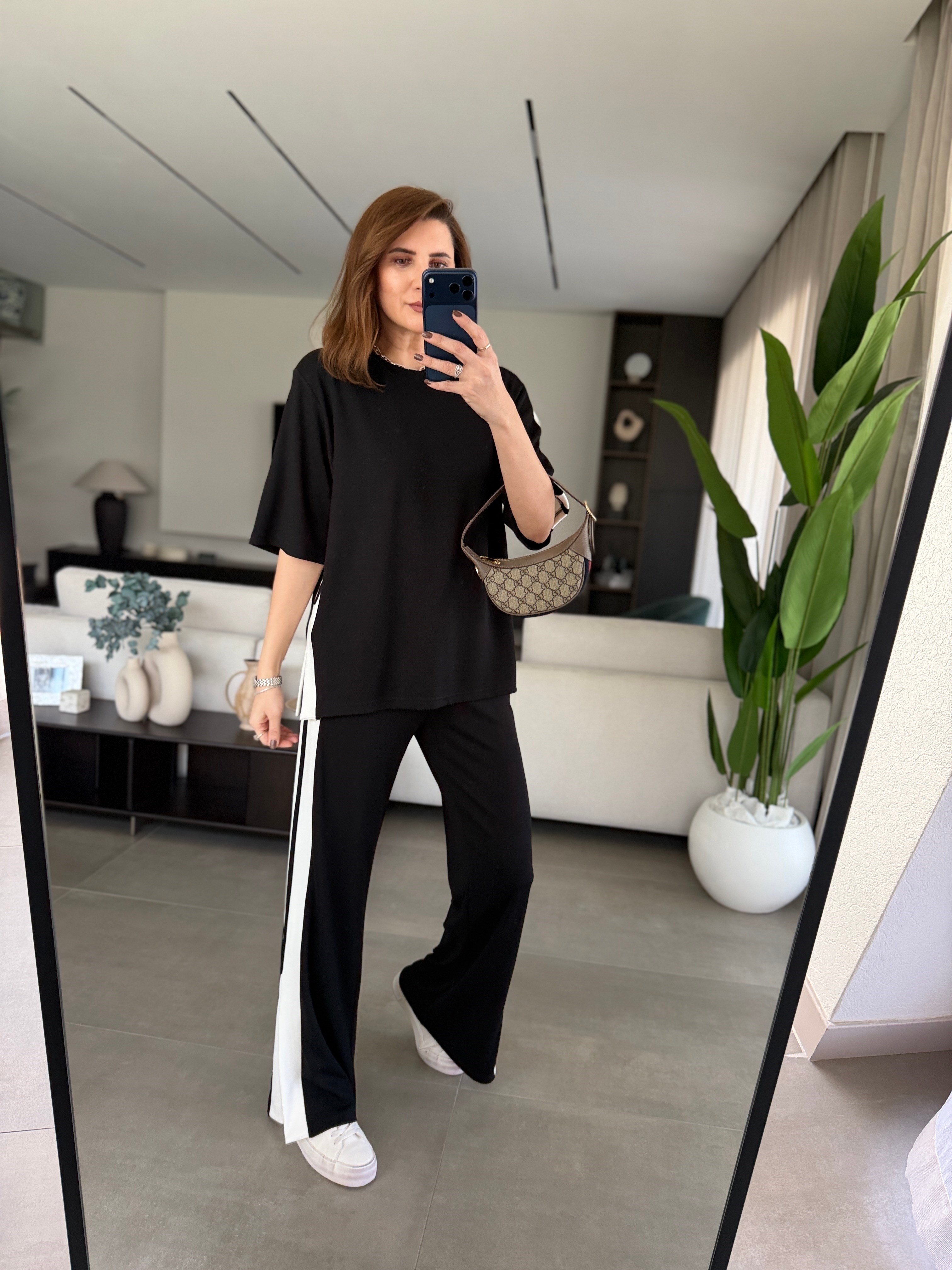 Siyah Eriva Şerit Detaylı Takım