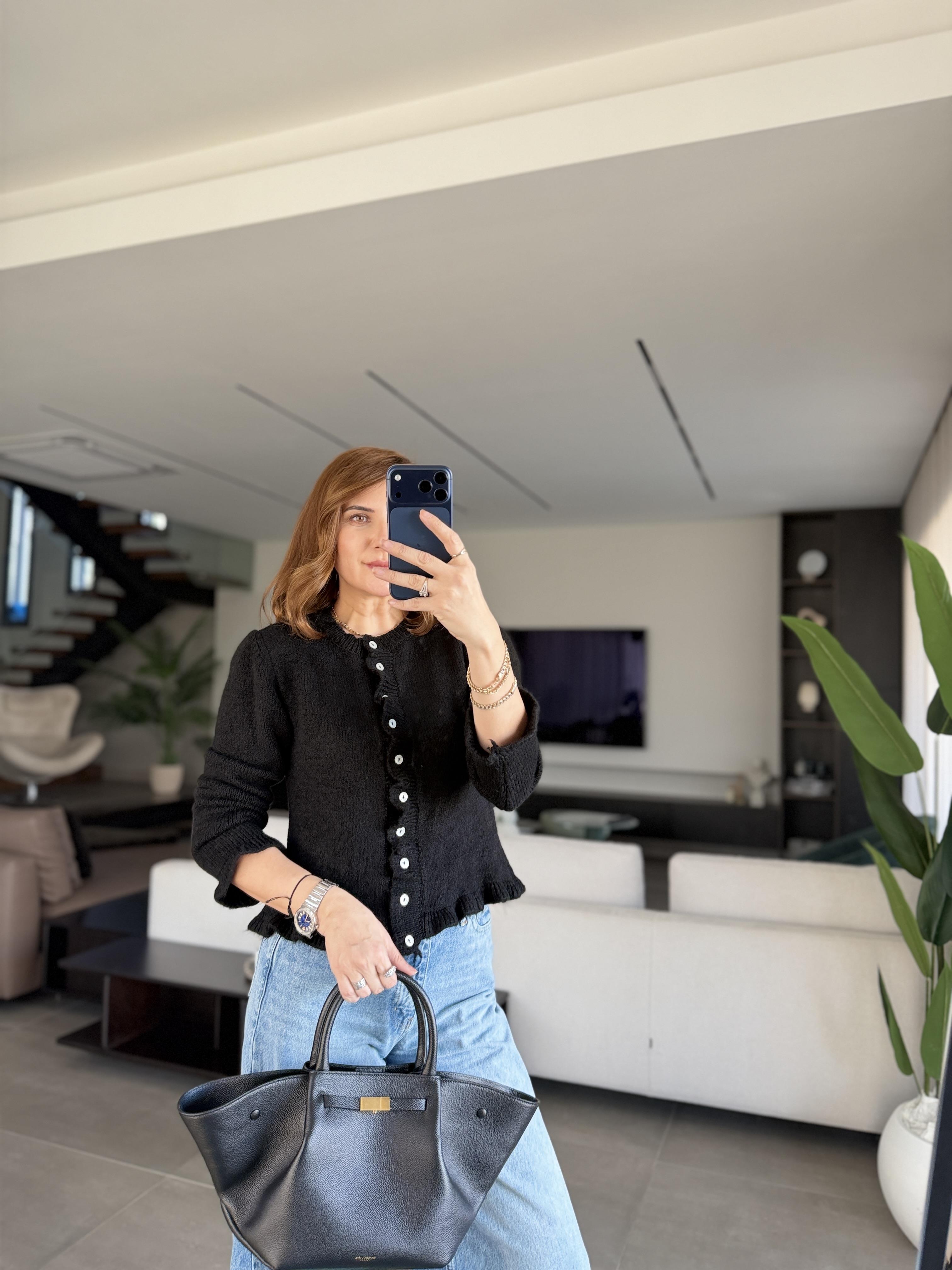 Siyah Fırfırlı Hırka