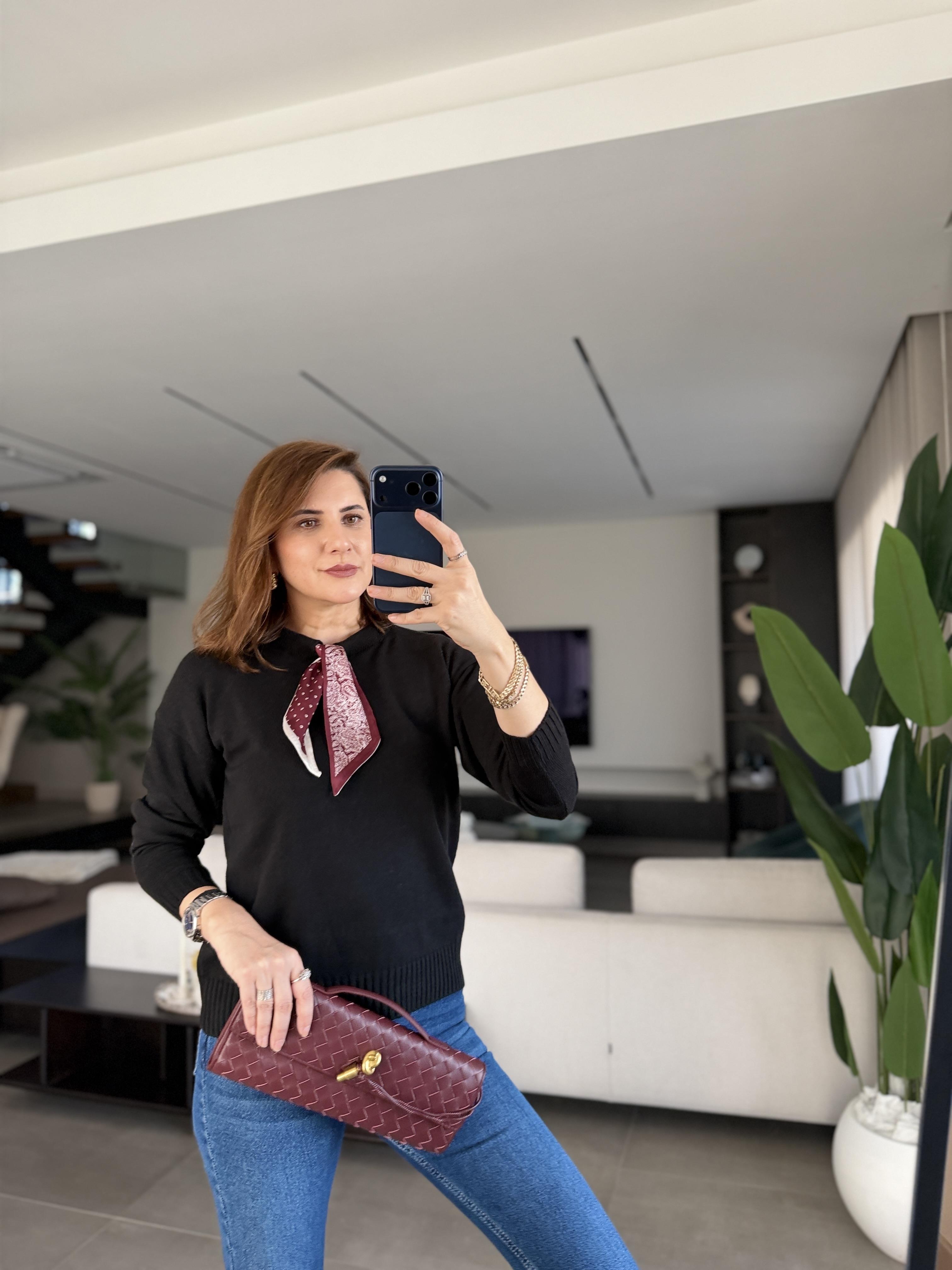 Siyah Fularlı Triko Kazak