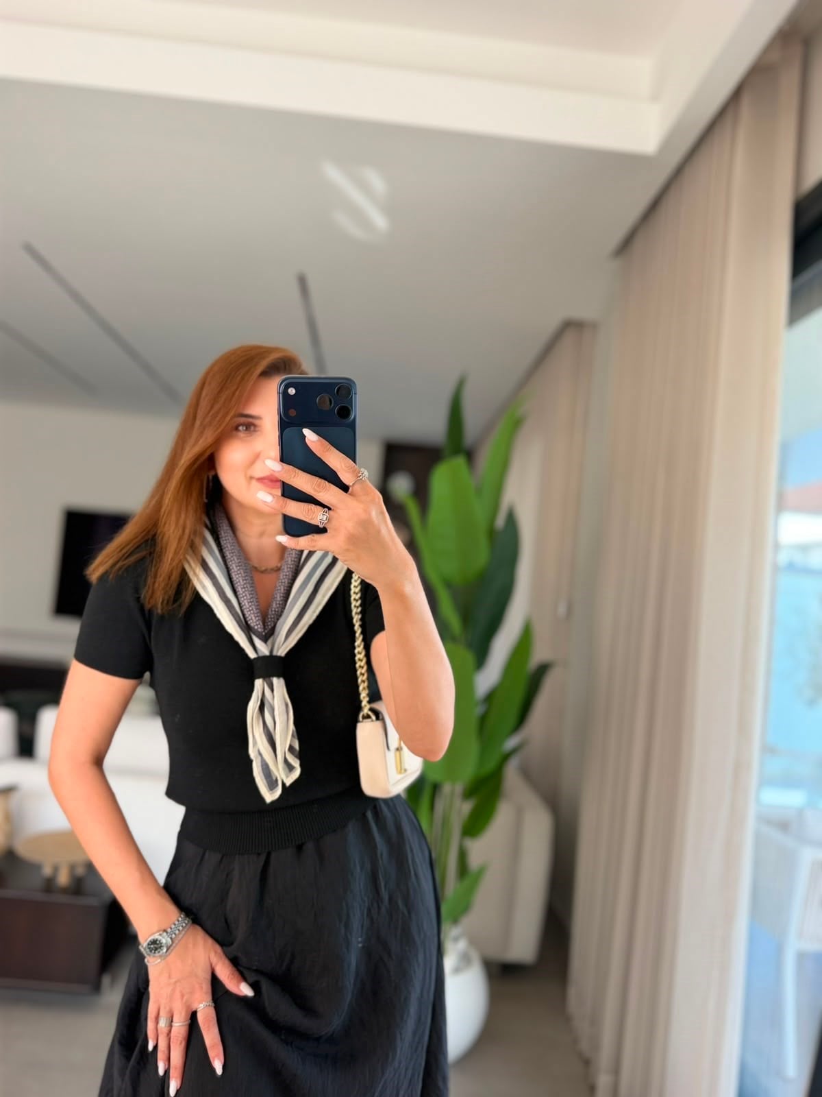 Siyah Fularlı V Yaka Triko Bluz