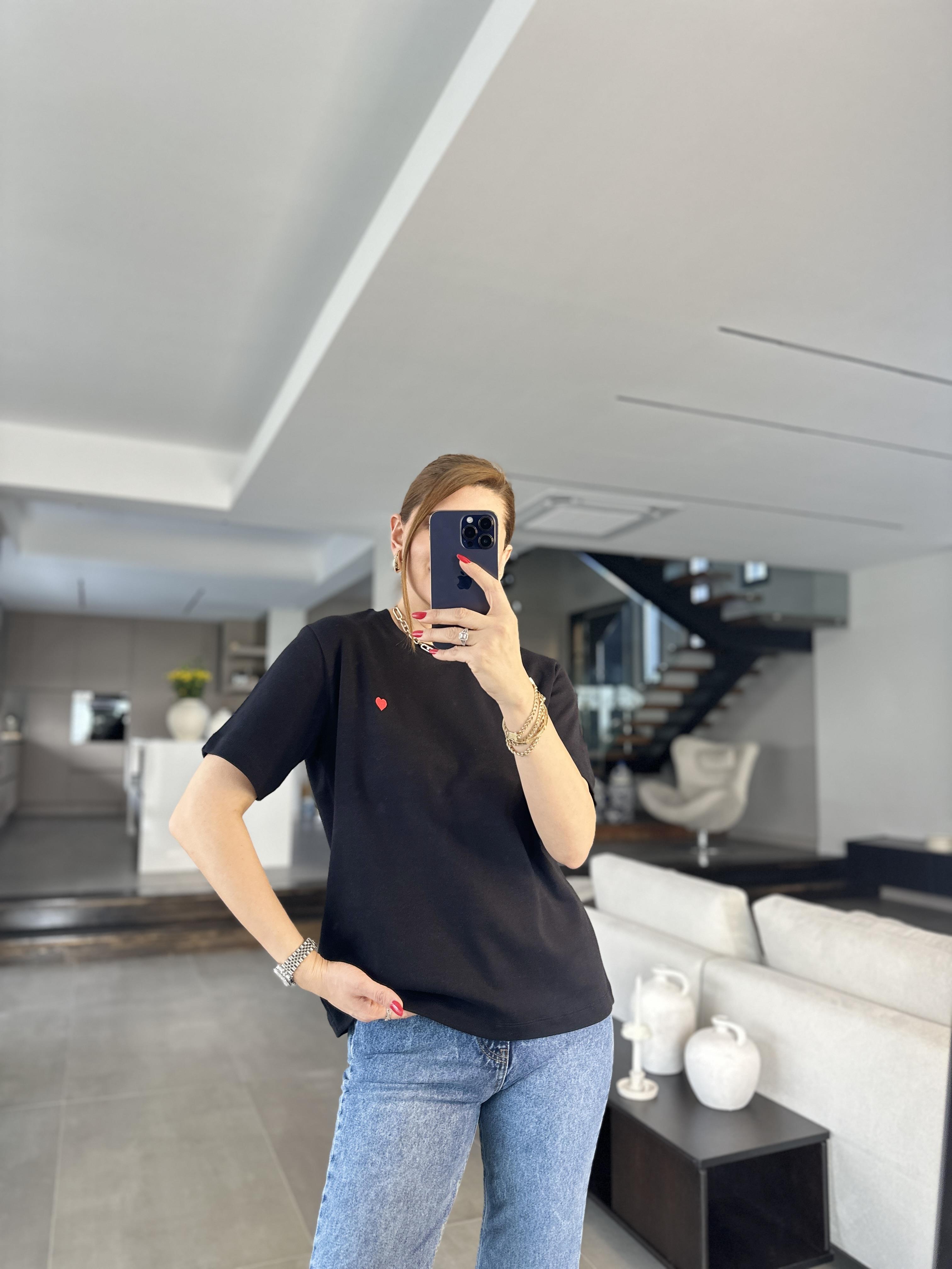 Siyah Kalp Nakış Detaylı T-Shirt