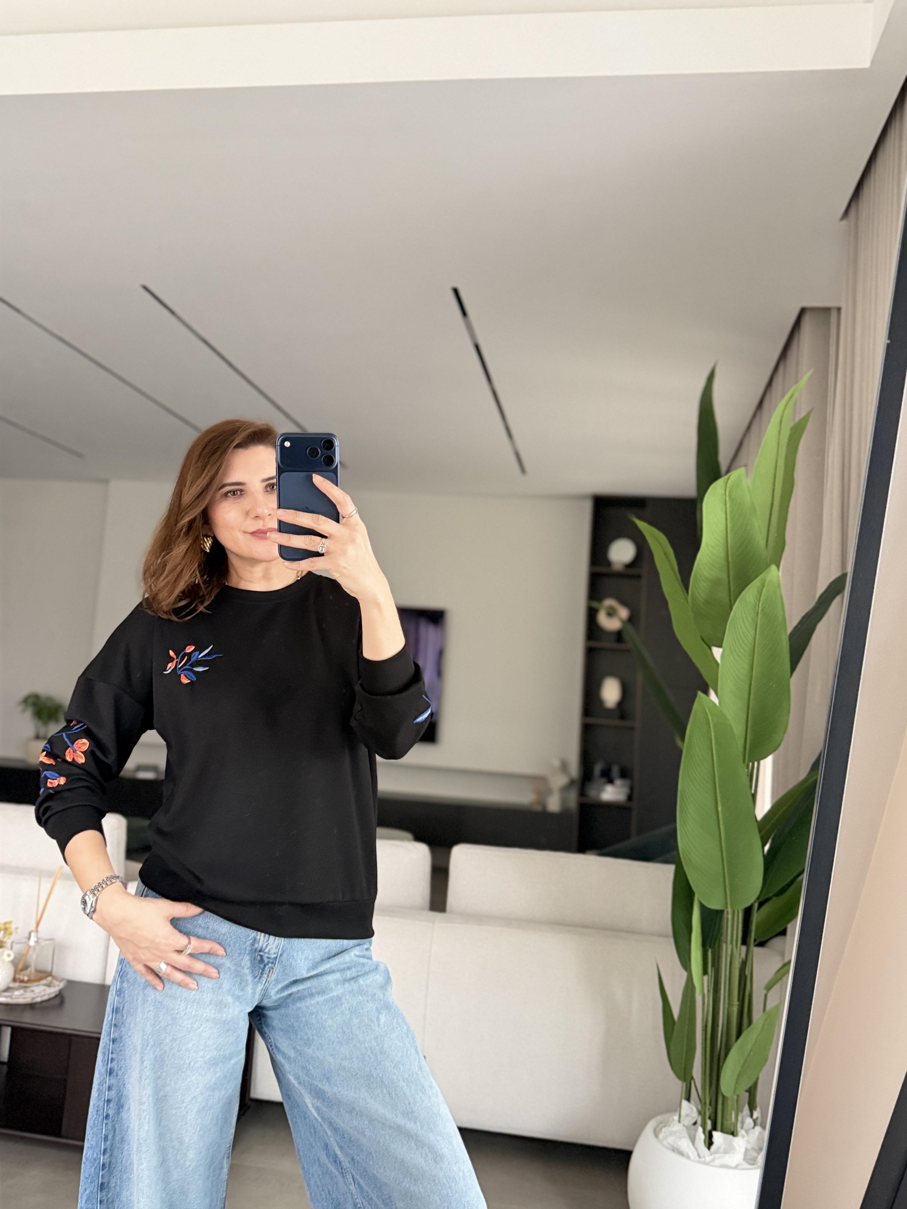 Siyah Kol Nakışlı Sweat