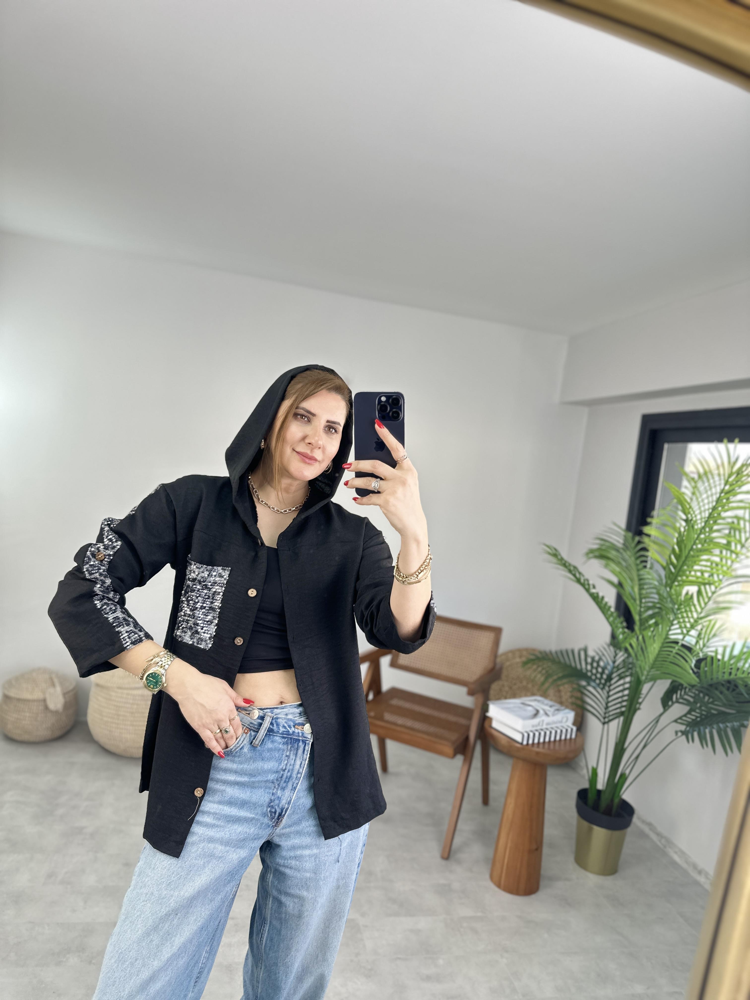 Siyah Kolları Pul Detaylı Gömlek