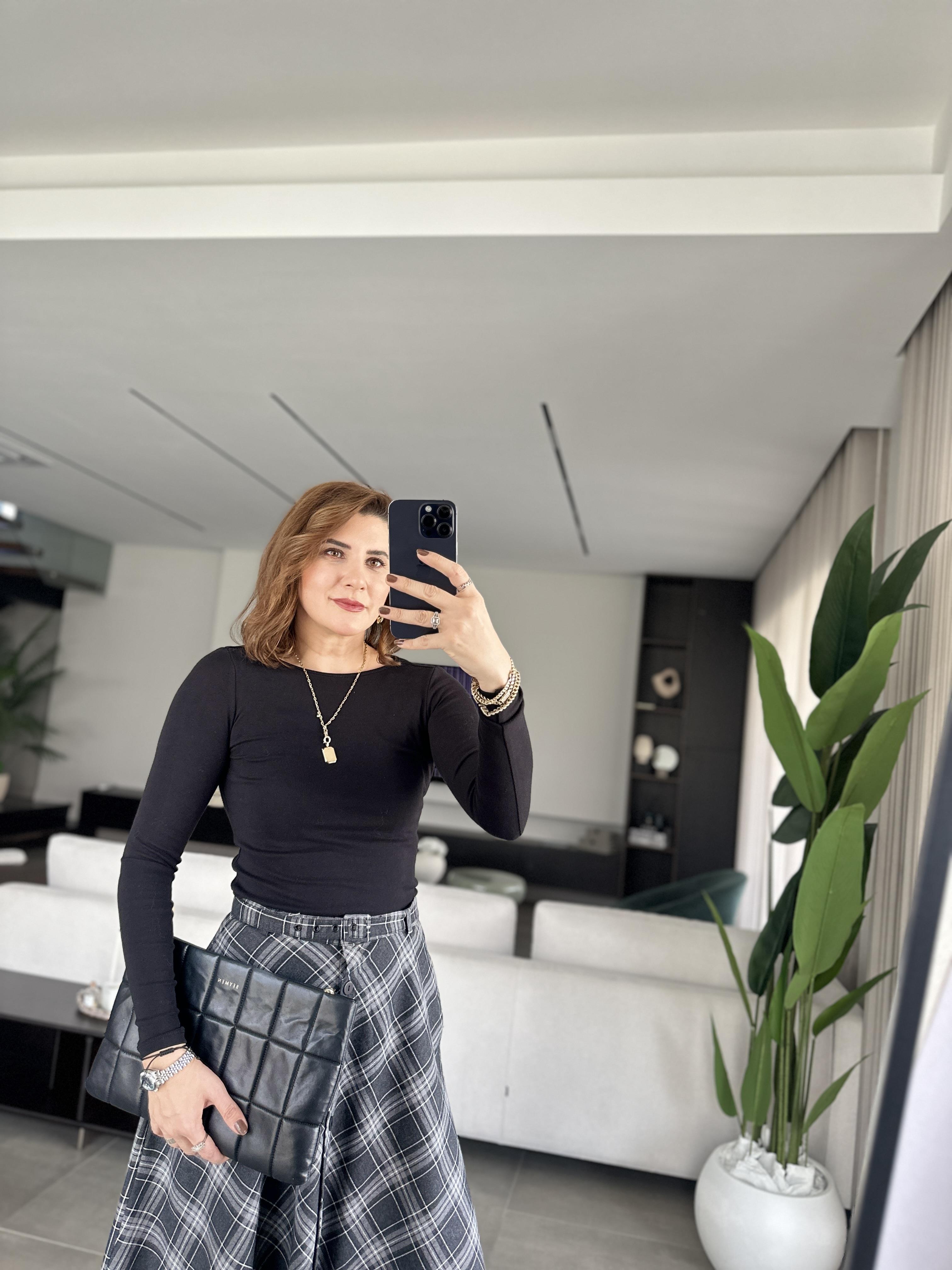 Siyah Omuz Dikiş Detaylı Bluz