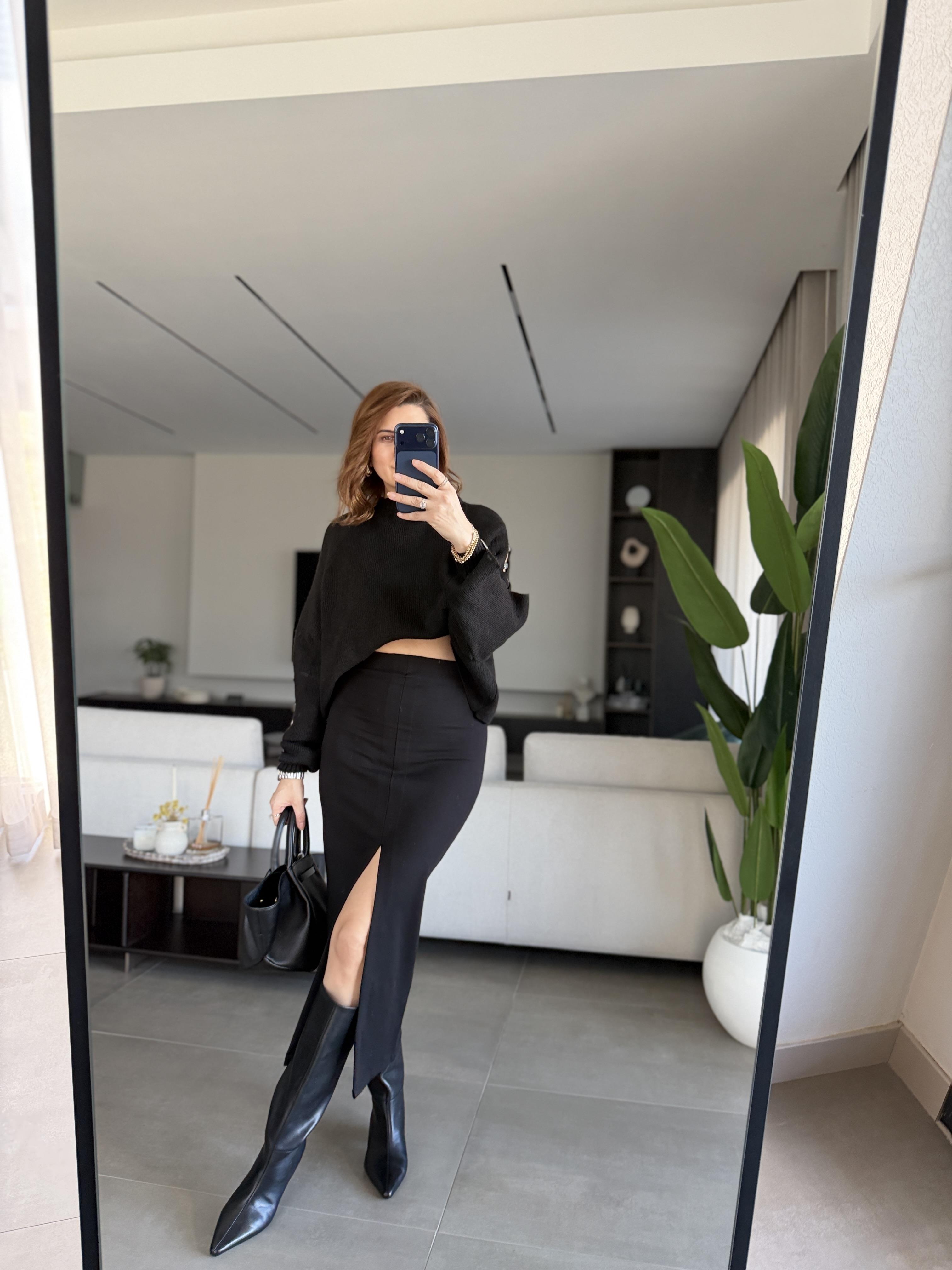 Siyah Ön Yırtmaçlı Etek