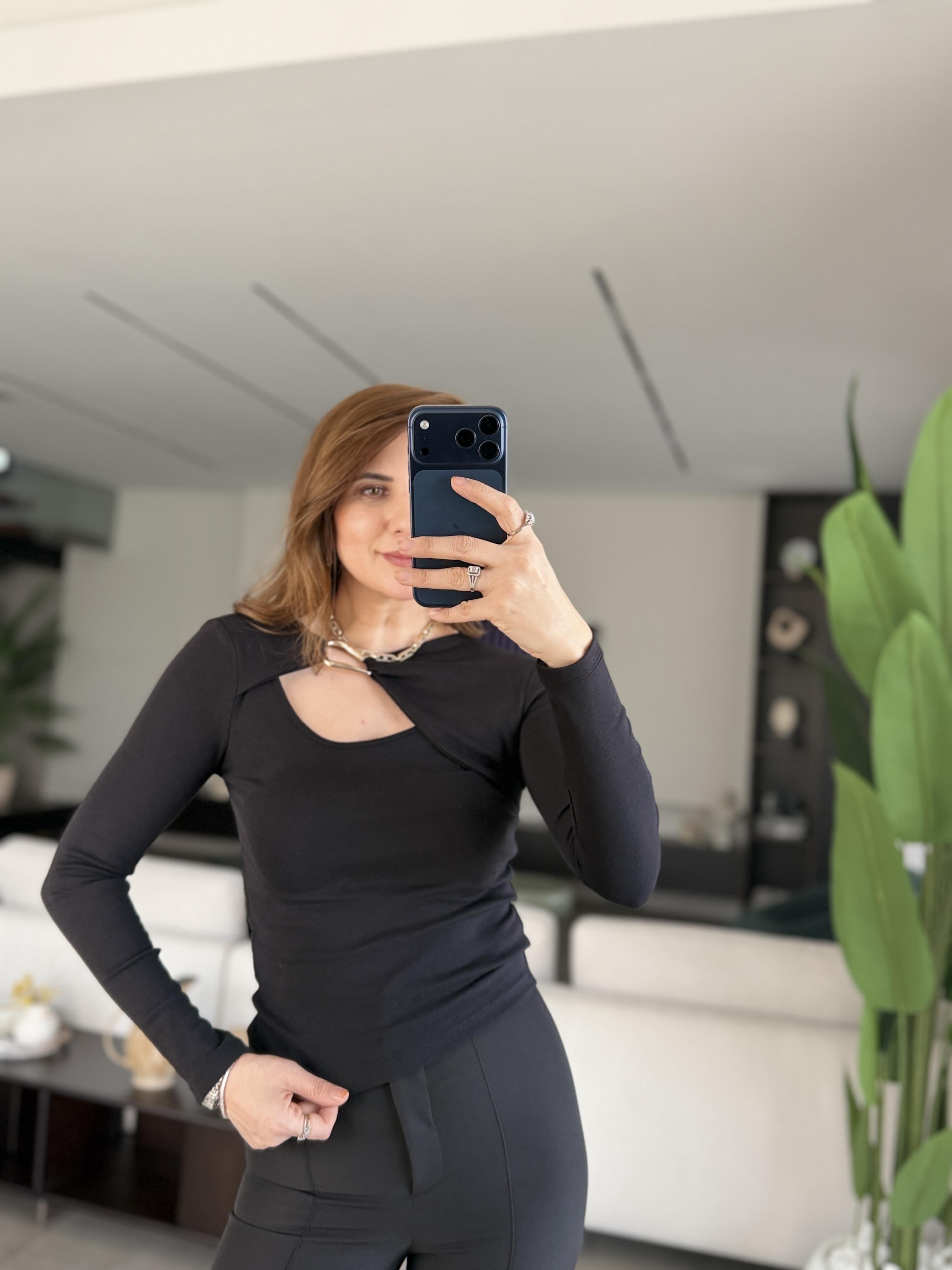 Siyah Önü Toka Detaylı Pencereli Bluz