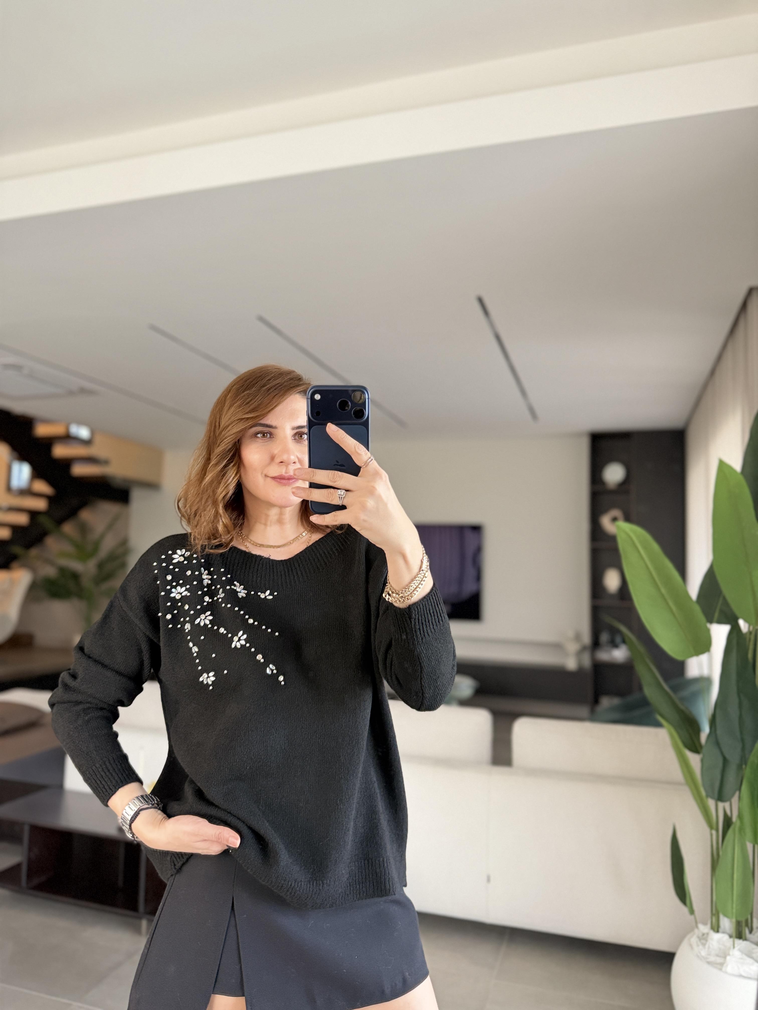 Siyah Taşlı Geniş Yaka Kazak