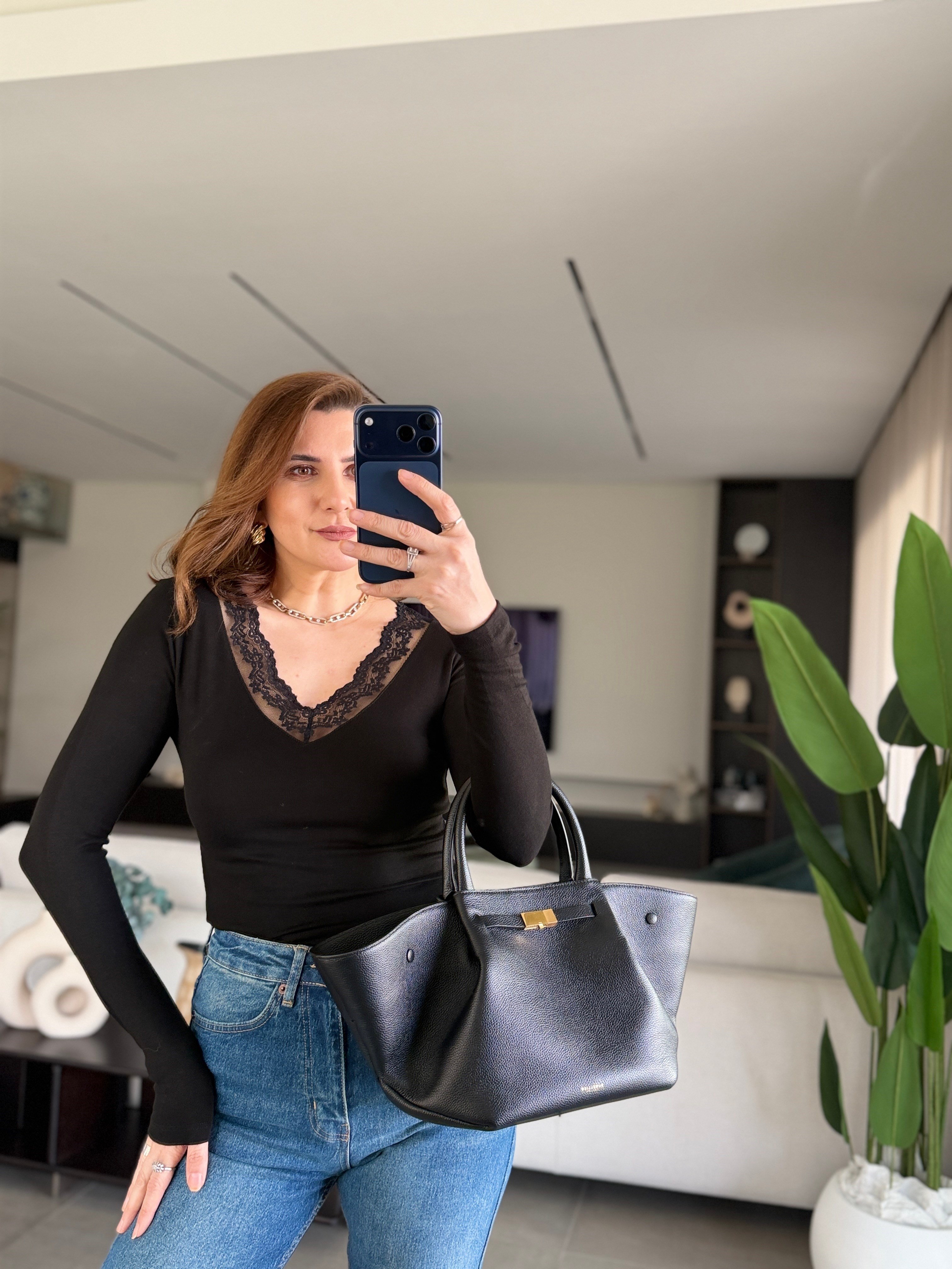 Siyah V Yaka Dantel Detaylı Bluz