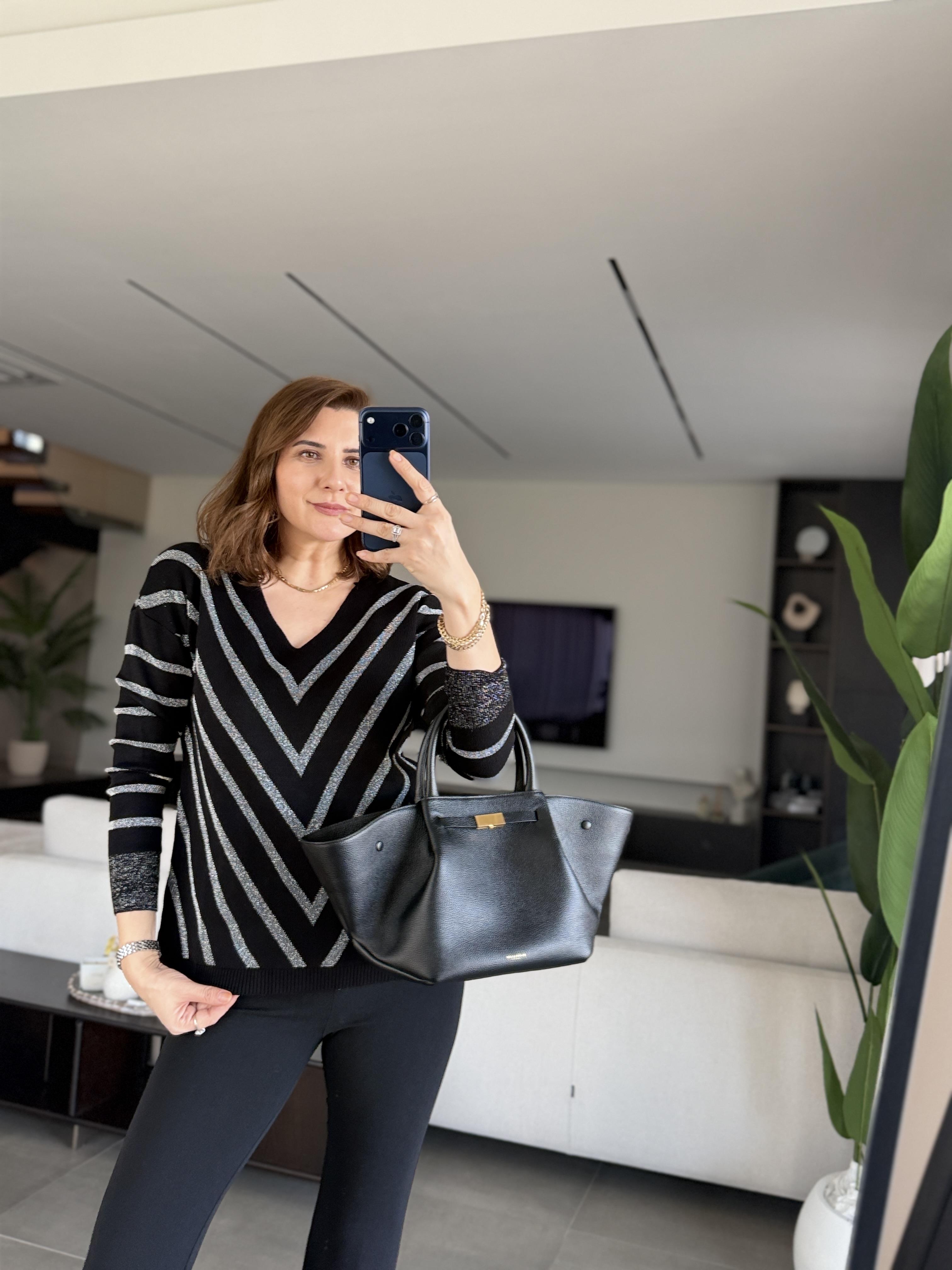 Siyah V Yaka Sim Şerit Detaylı Bluz