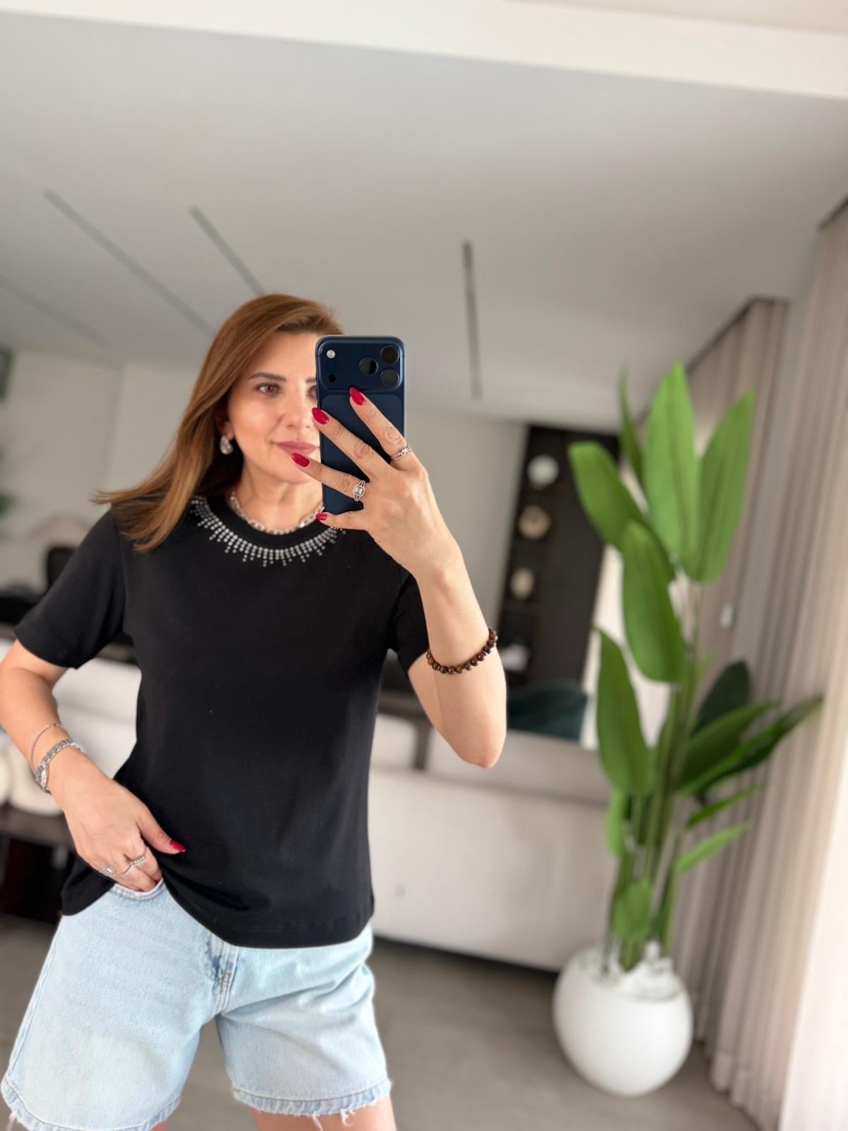 Siyah Yaka Taş Detaylı T-shirt