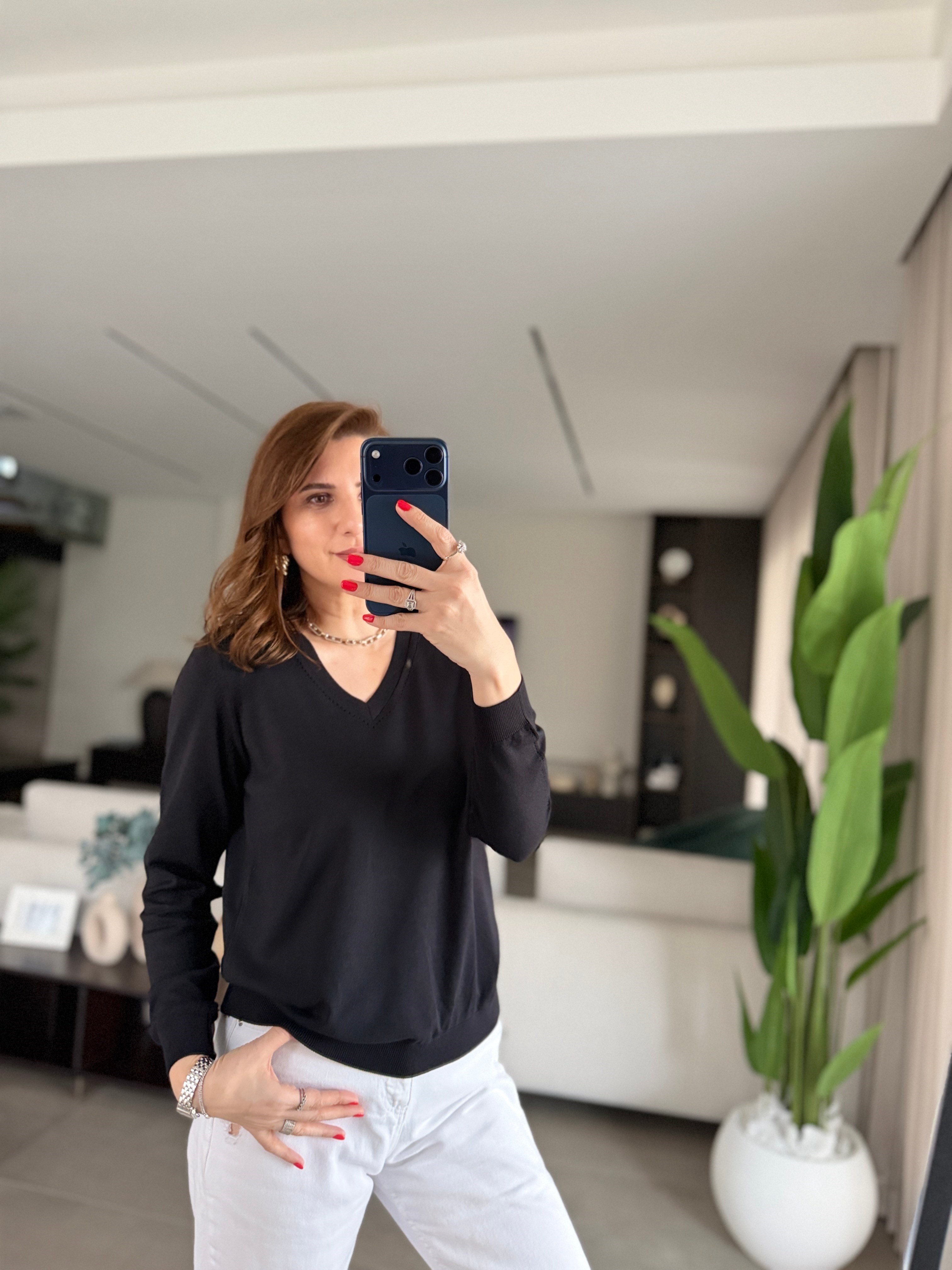 Siyah Yaka Ve Kol Ajur Detaylı Bluz