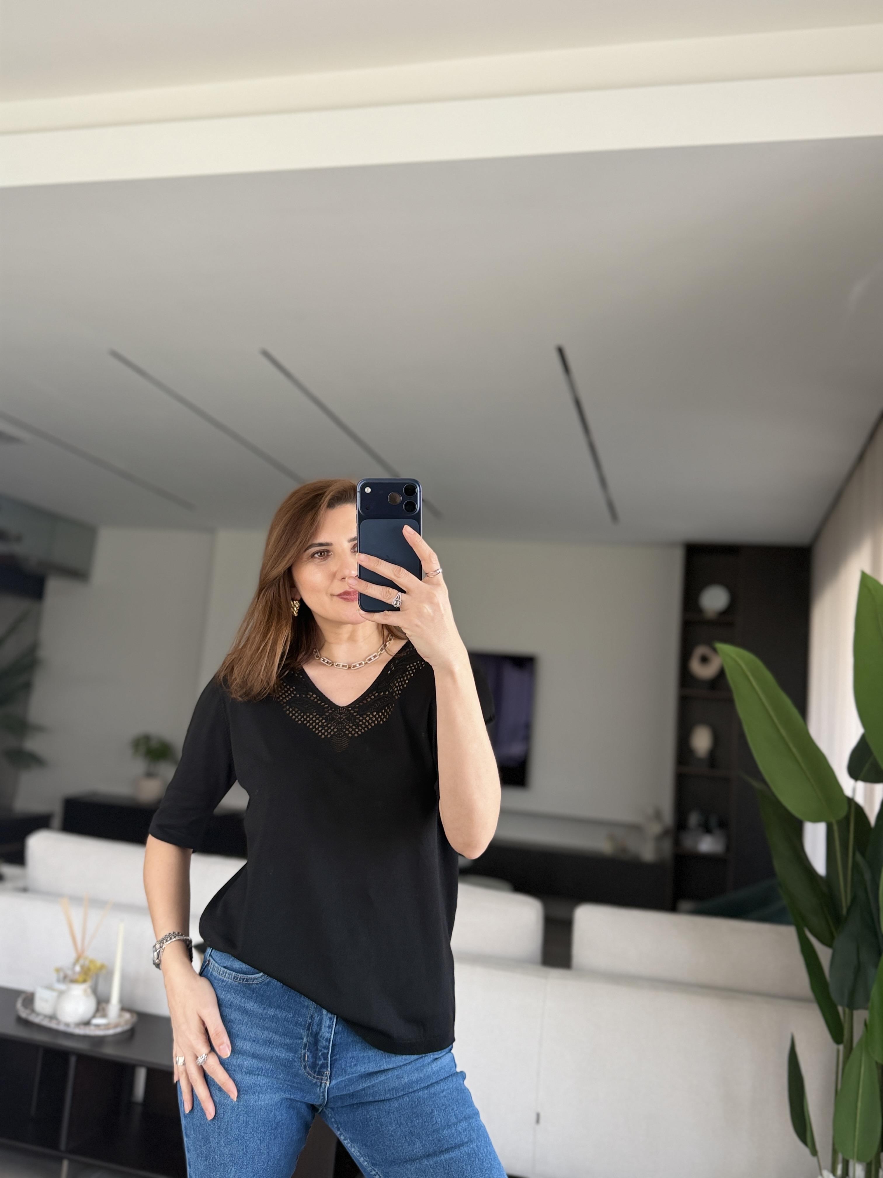 Siyah Yaka Ve Sırt Detaylı Bluz