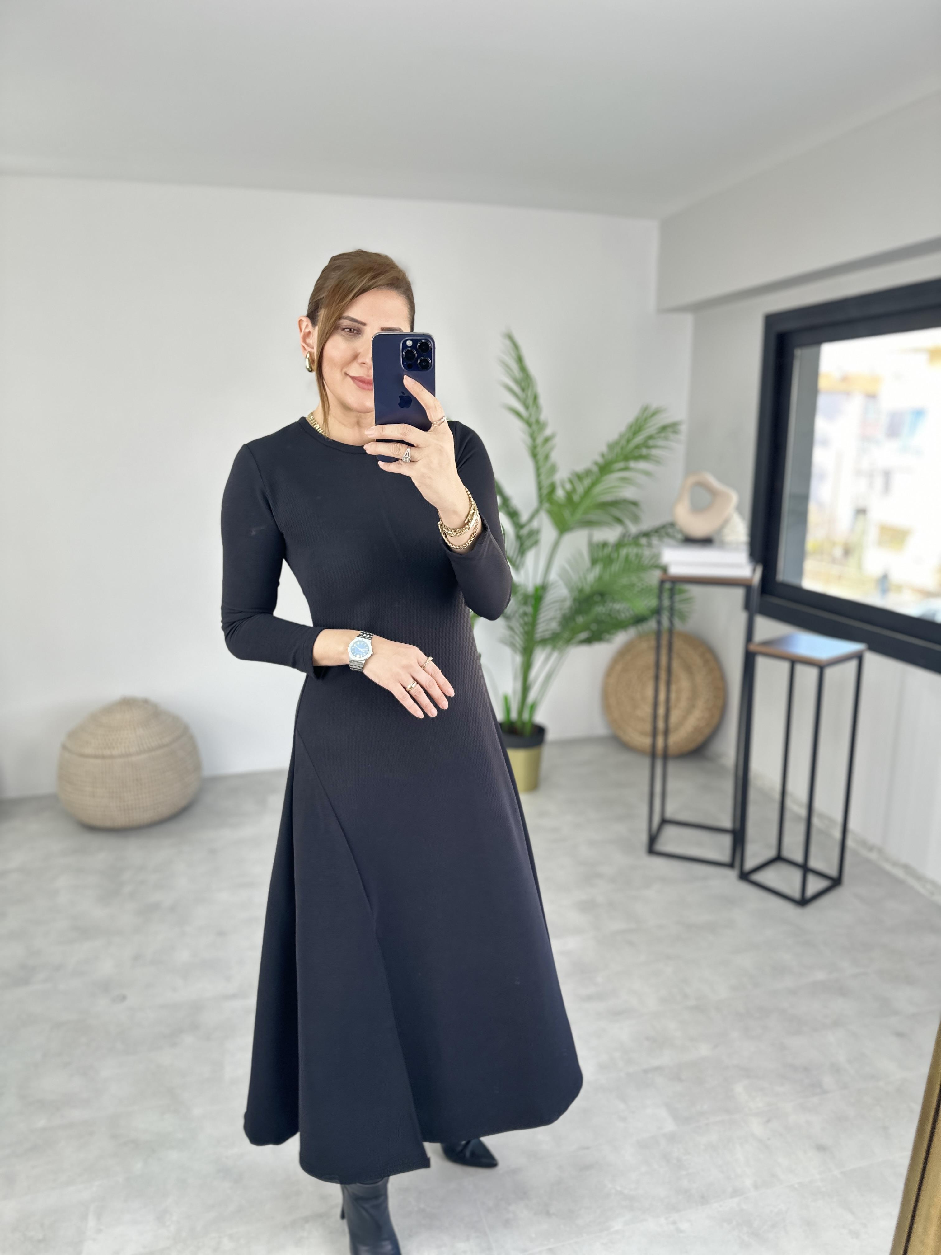 Siyah Yırtmaç Detaylı Elbise