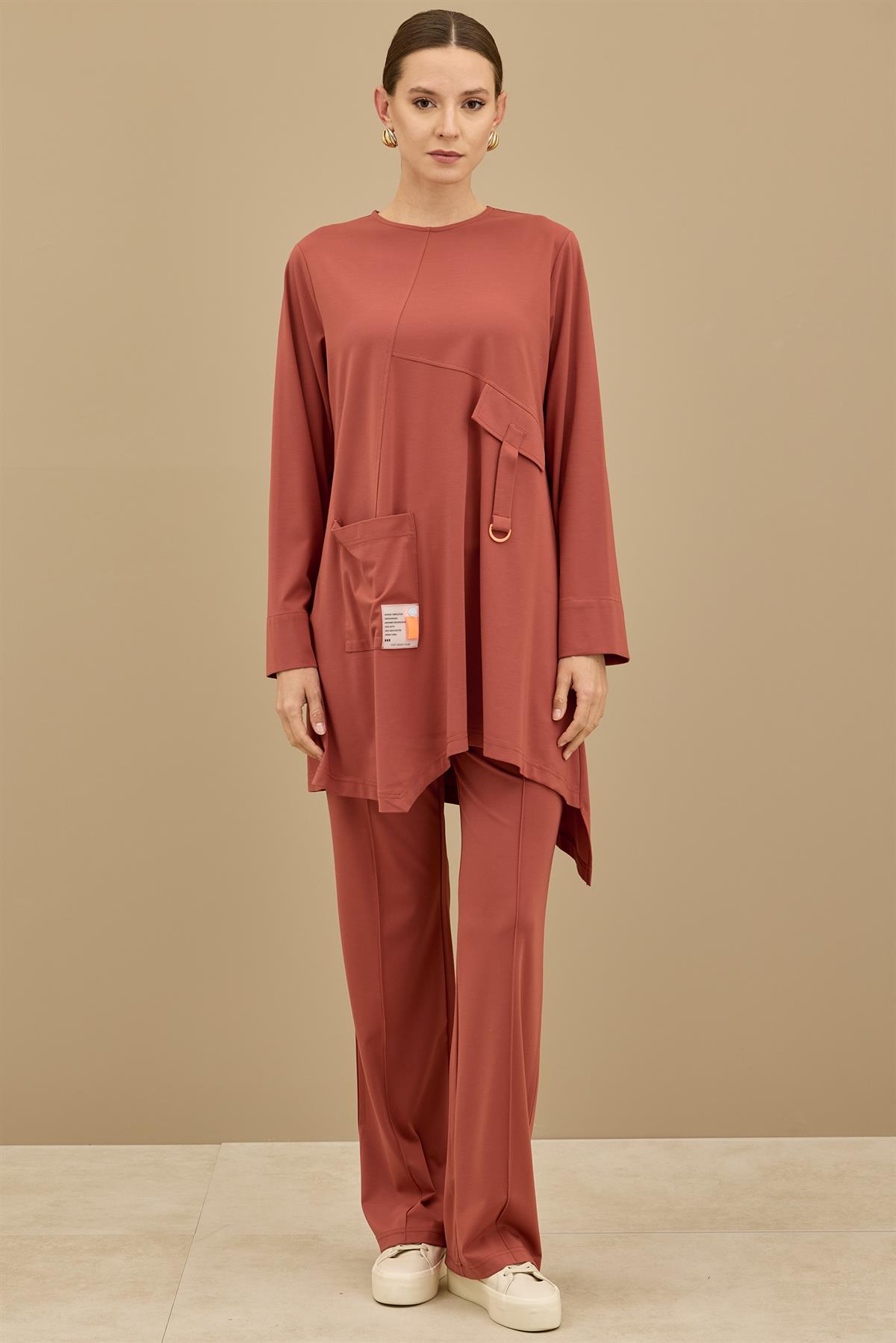 Asimetrik Kesimli Aksesuar Detaylı Takim KİREMİT