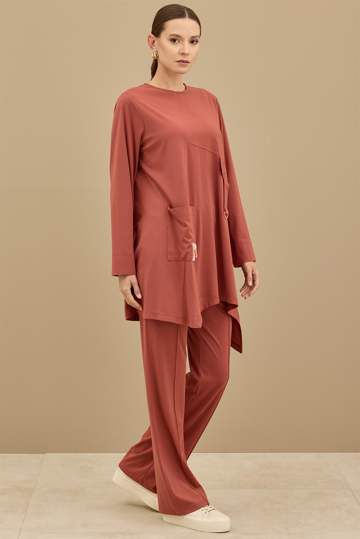 Asimetrik Kesimli Aksesuar Detaylı Takim KİREMİT