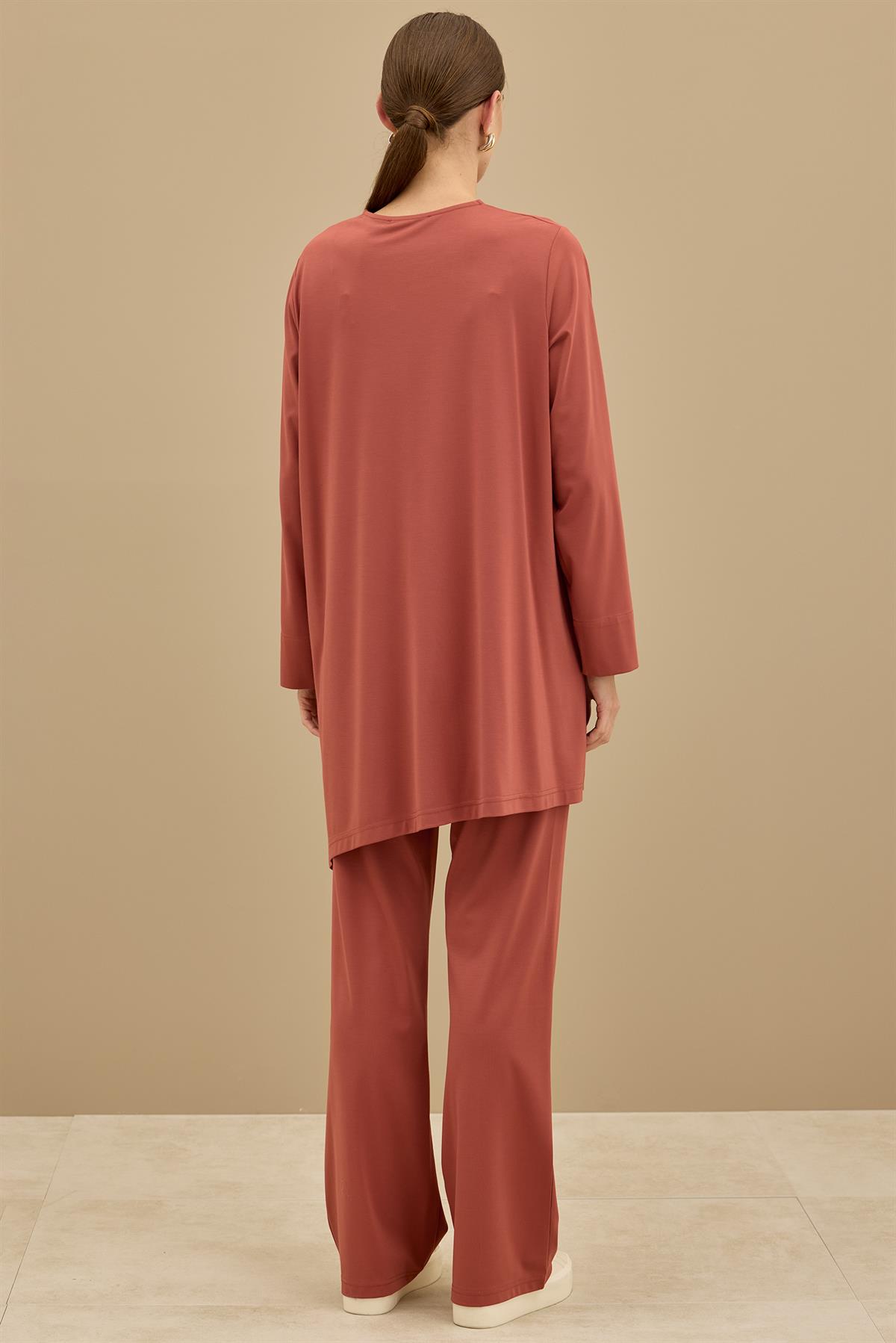 Asimetrik Kesimli Aksesuar Detaylı Takim KİREMİT