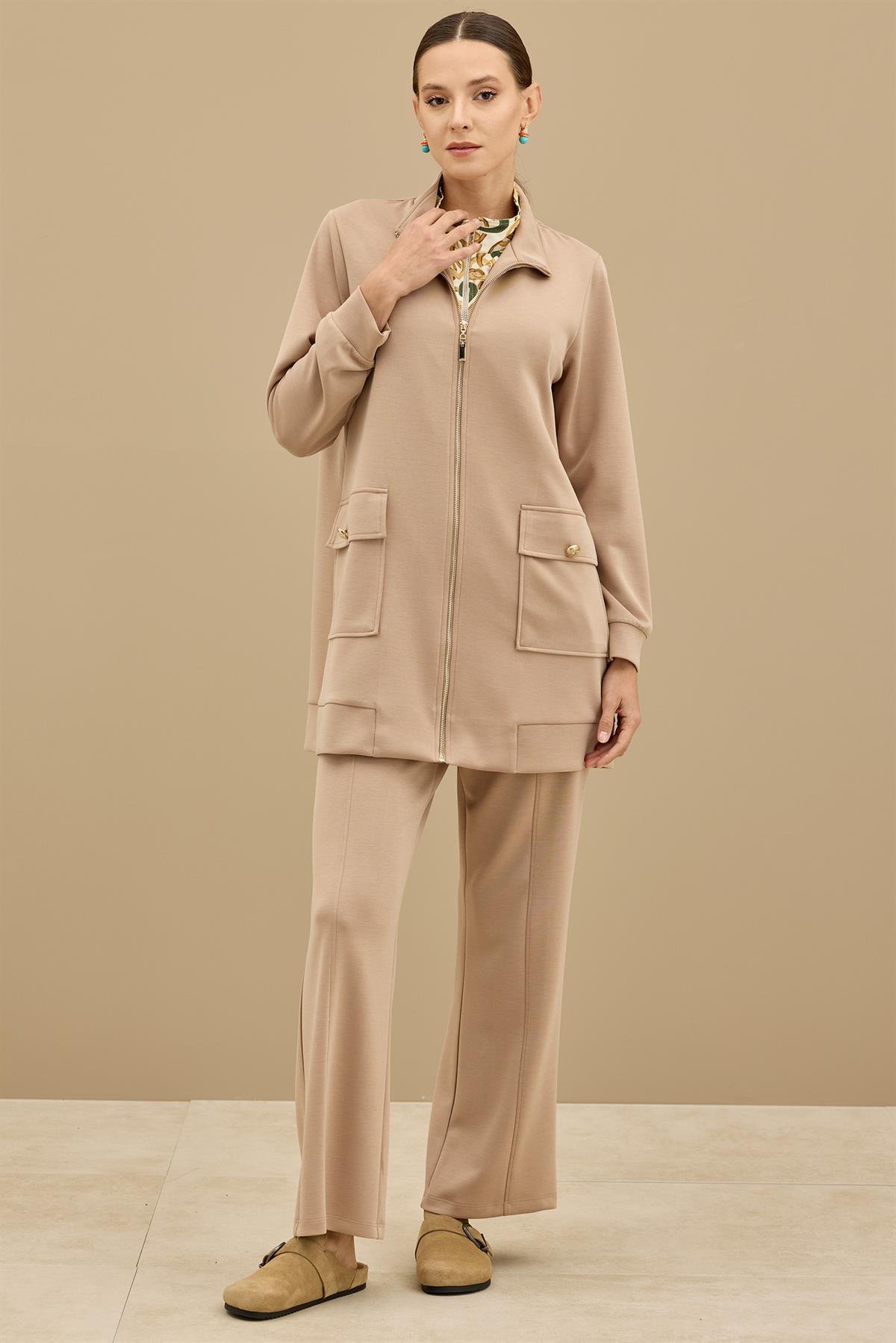 Fermuar Detaylı Emprime Kombinli Pantolonlu Takım CAMEL