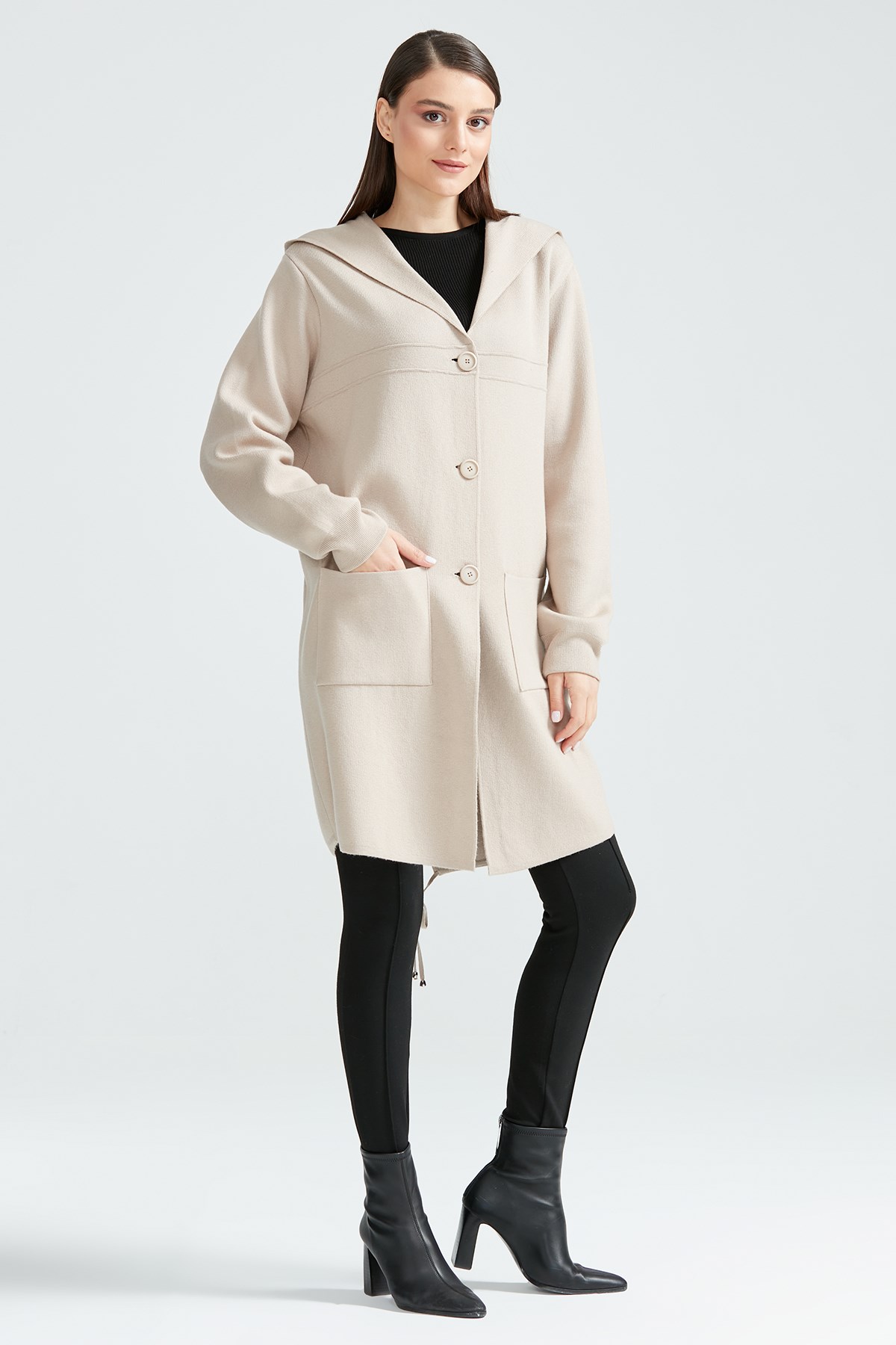 KAPŞONLU ÖNÜ DÜĞMELİ HIRKA BEJ