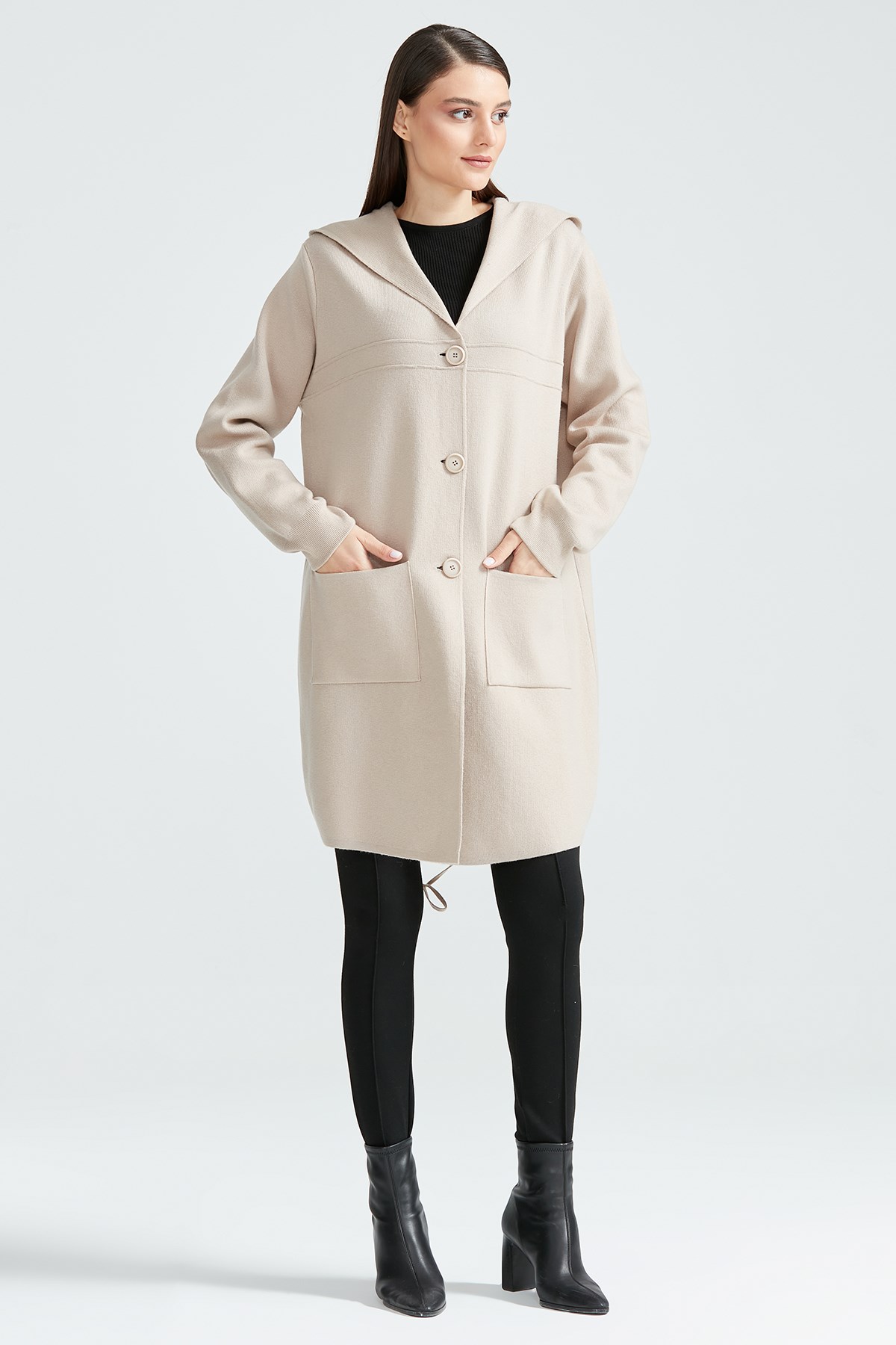 KAPŞONLU ÖNÜ DÜĞMELİ HIRKA BEJ