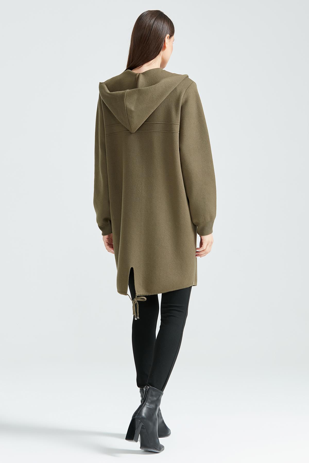 KAPŞONLU ÖNÜ DÜĞMELİ HIRKA HAKİ