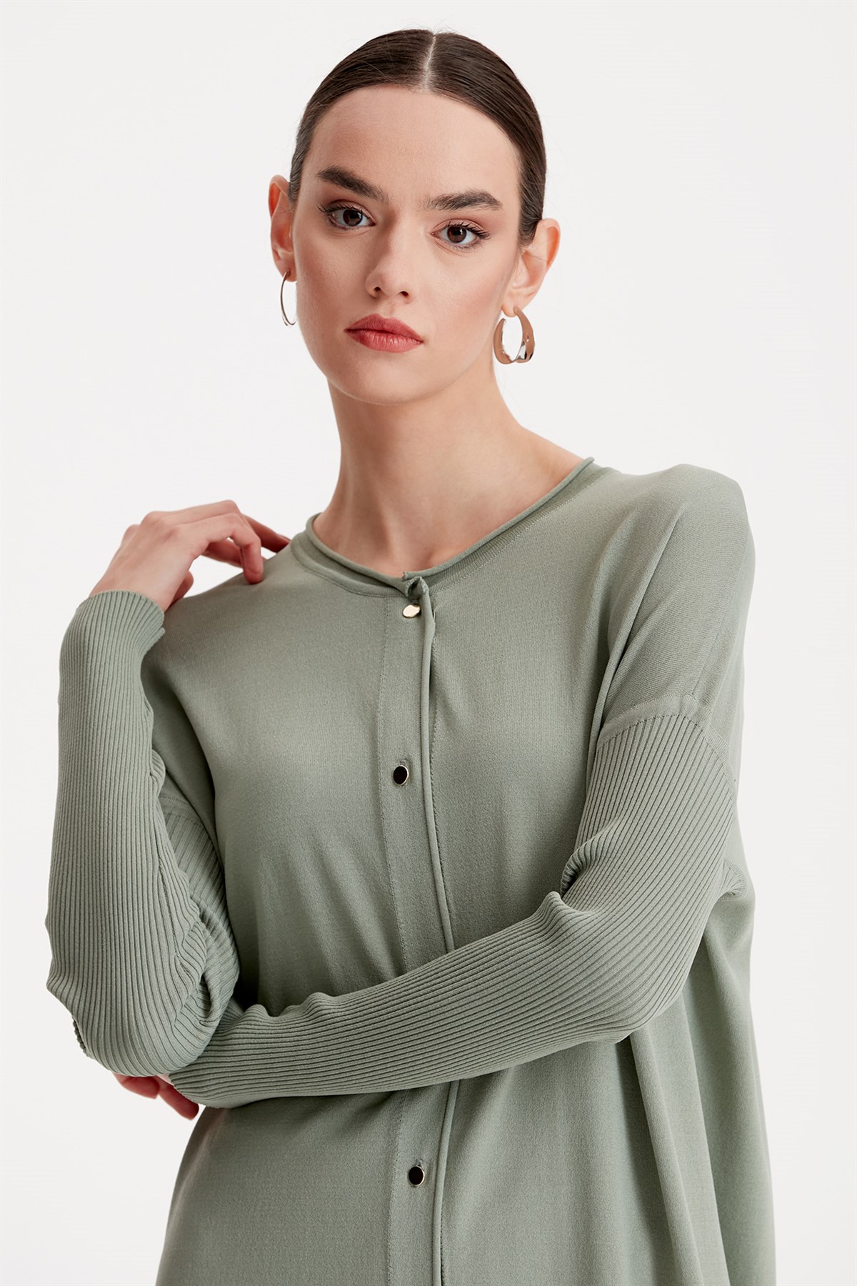 ÖNDEN DÜĞMELİ RAYON HIRKA ÇAĞLA