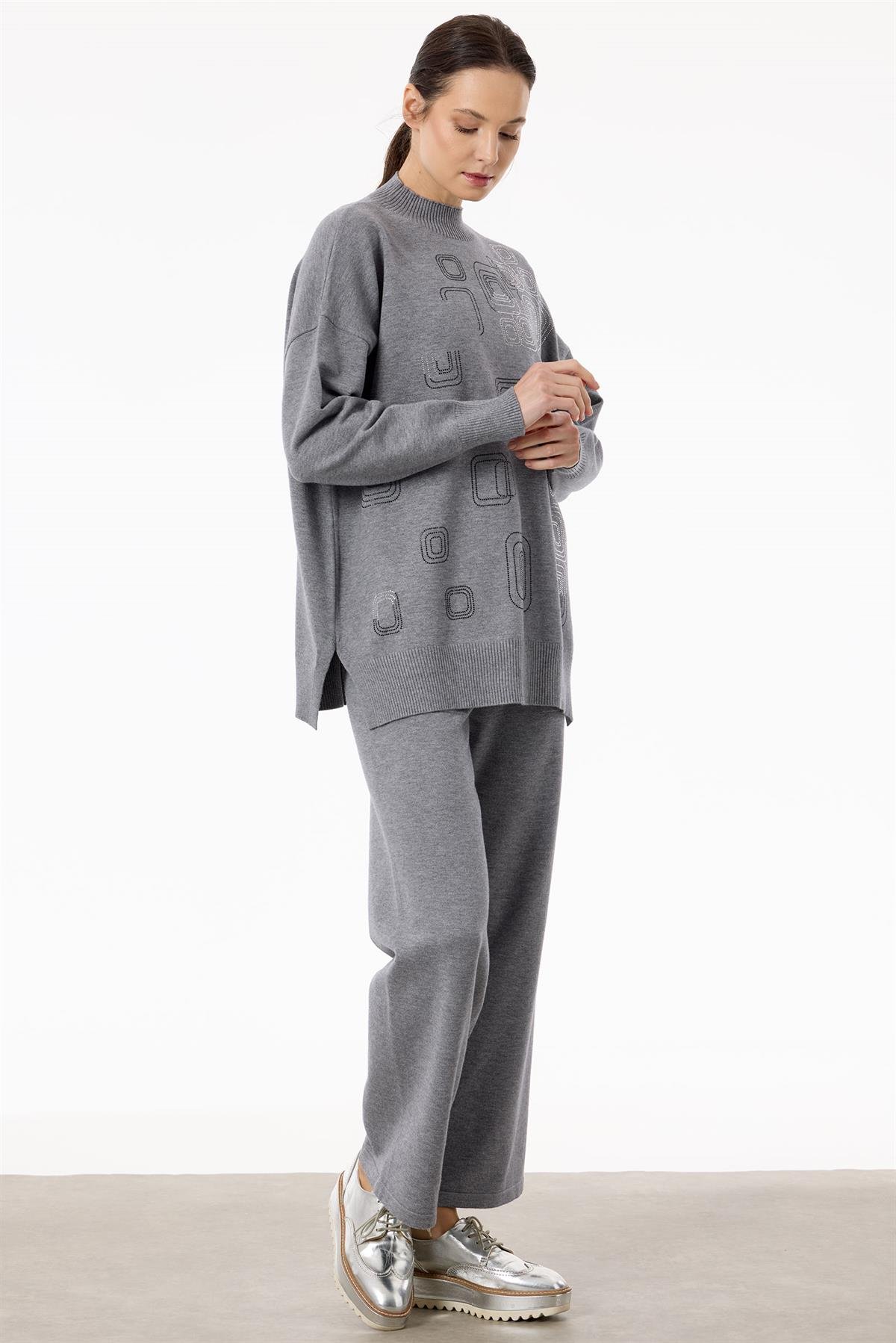 Önü Geometrik Payetli Pantolonlu Triko Takım GRİ
