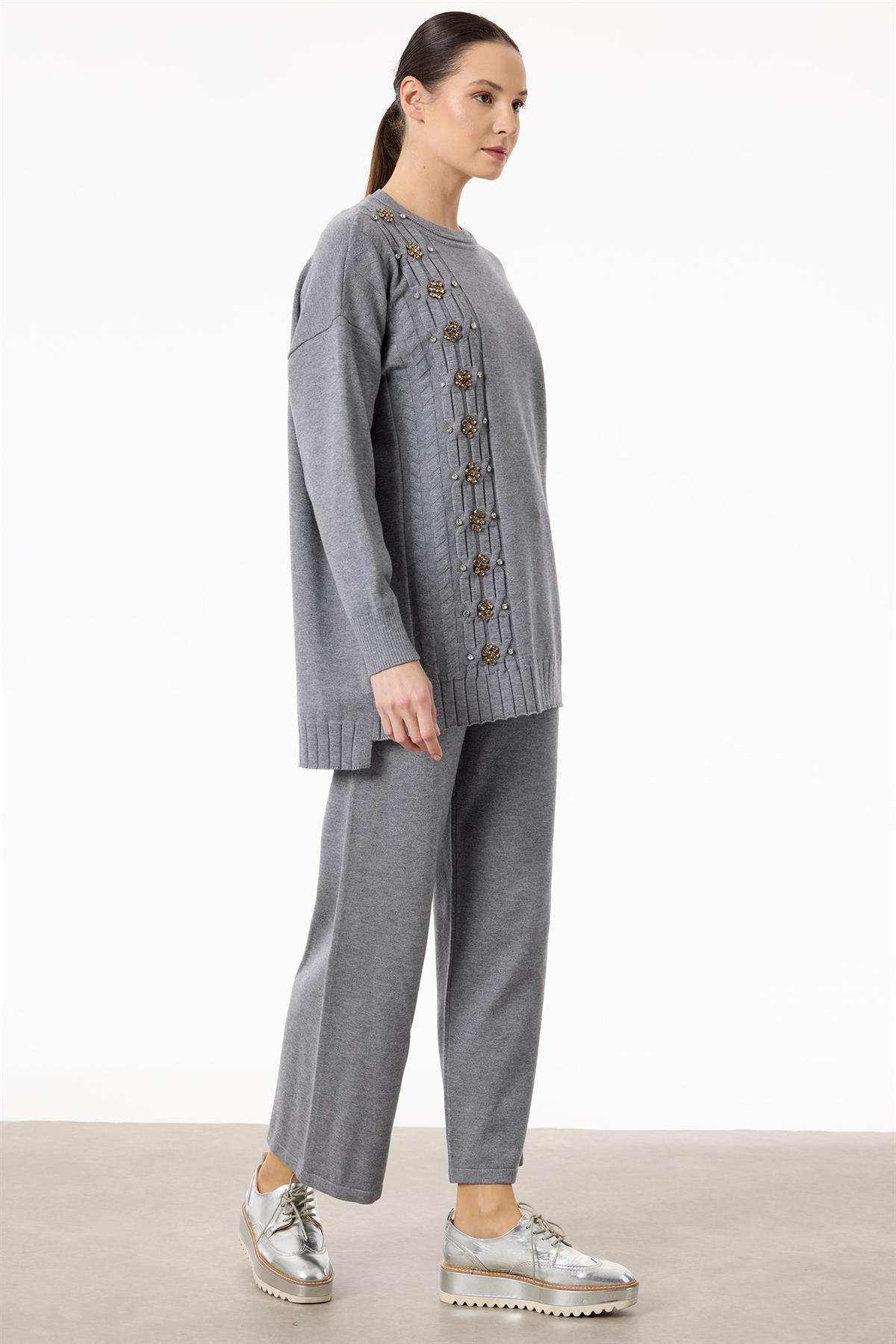 Saç Örgüsü Üzerine Taş Baskılı Pantolonlu Triko Takım GRİ