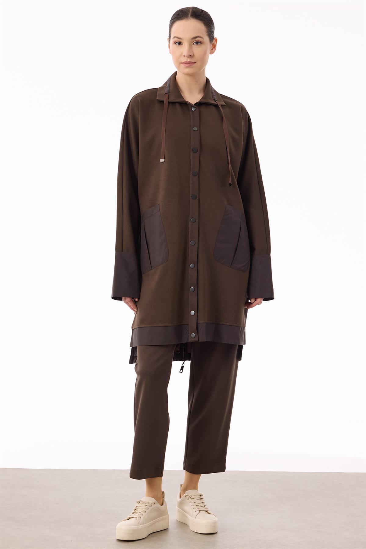 Teknik Kumaş Detaylı Önden Çıtçıtlı Takım KAHVE