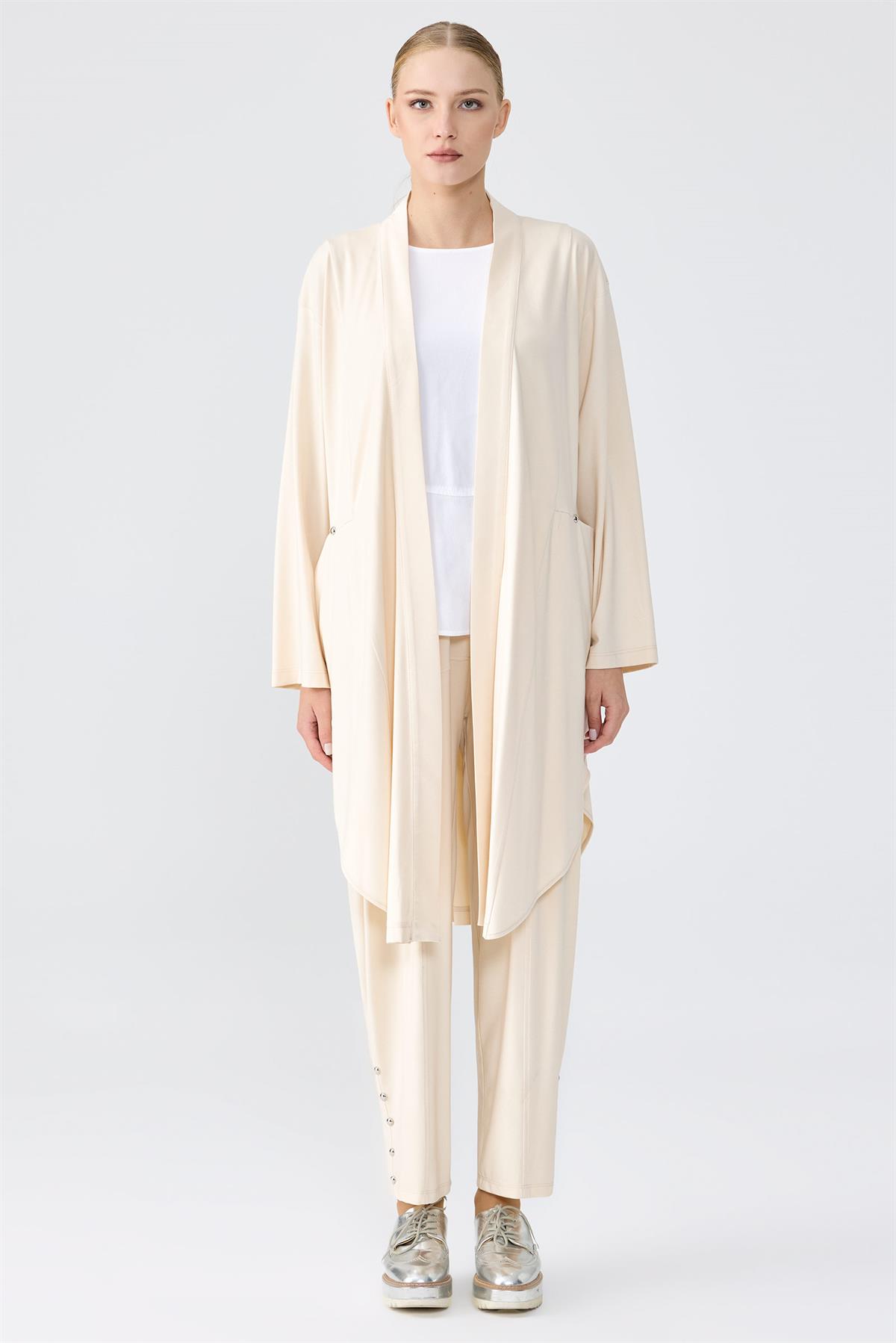 Yanları Kruvaze Yırtmaçlı Düğme Detaylı Takım BEJ