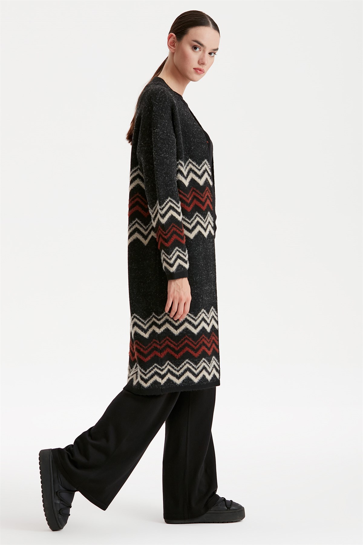 ZİKZAK ÇİZGİ DETAYLI TRİKO HIRKA SİYAH