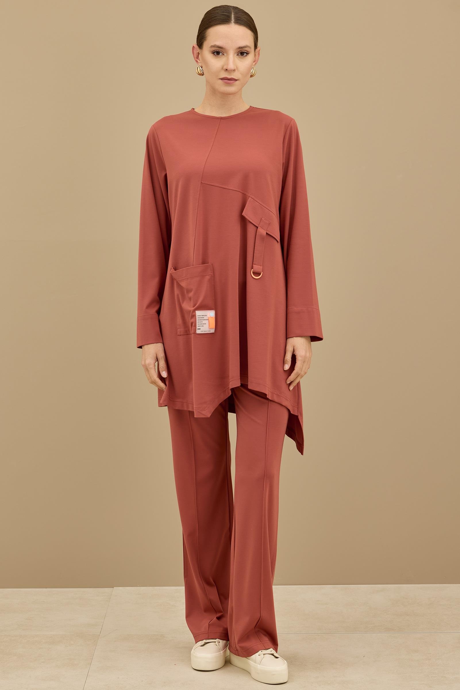 Asimetrik Kesimli Aksesuar Detaylı Takim KİREMİT